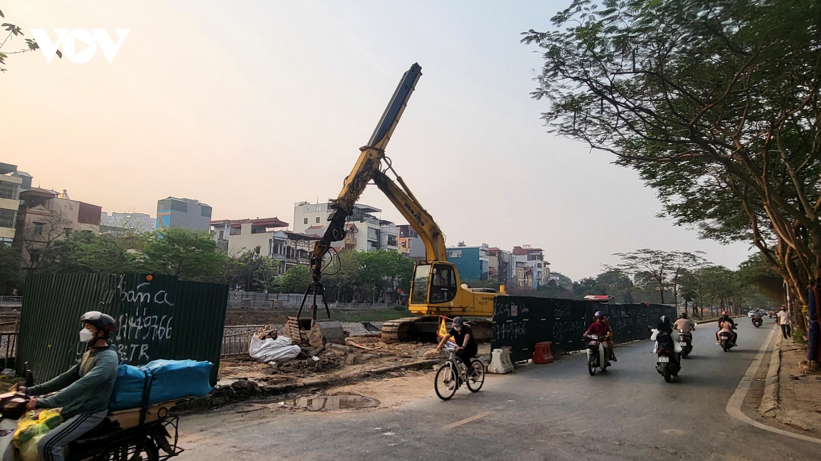 Hàng loạt "lô cốt" án ngữ dọc sông Tô Lịch, gây cản trở giao thông