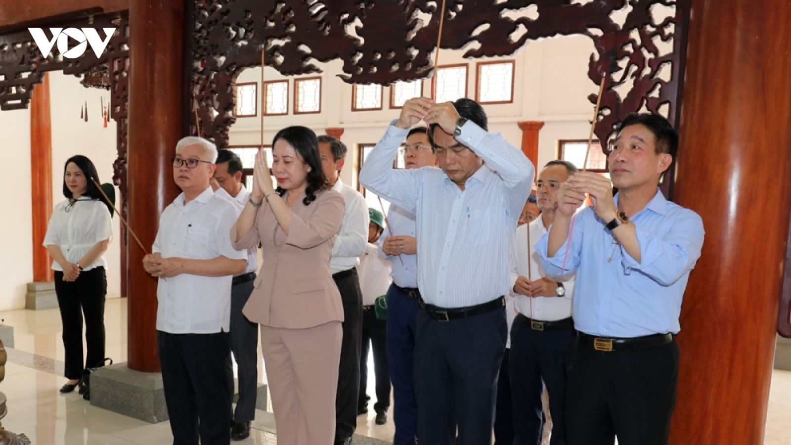 Phó Chủ tịch nước tặng quà cho gia đình chính sách, công nhân ở Bình Dương