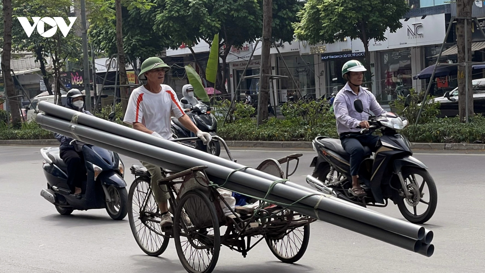 Cận cảnh "hung thần" nghênh ngang giữa phố phường Hà Nội