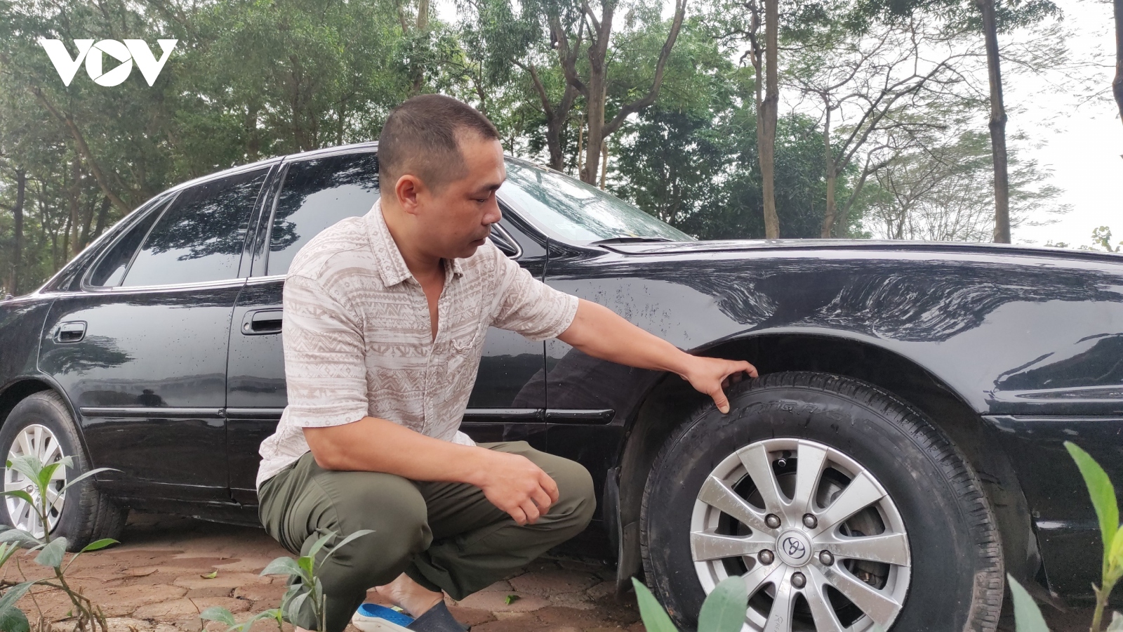 16 xe bị xịt lốp, sơn bẩn: Ô tô đỗ trên vỉa hè hồ Linh Đàm có đúng quy định?
