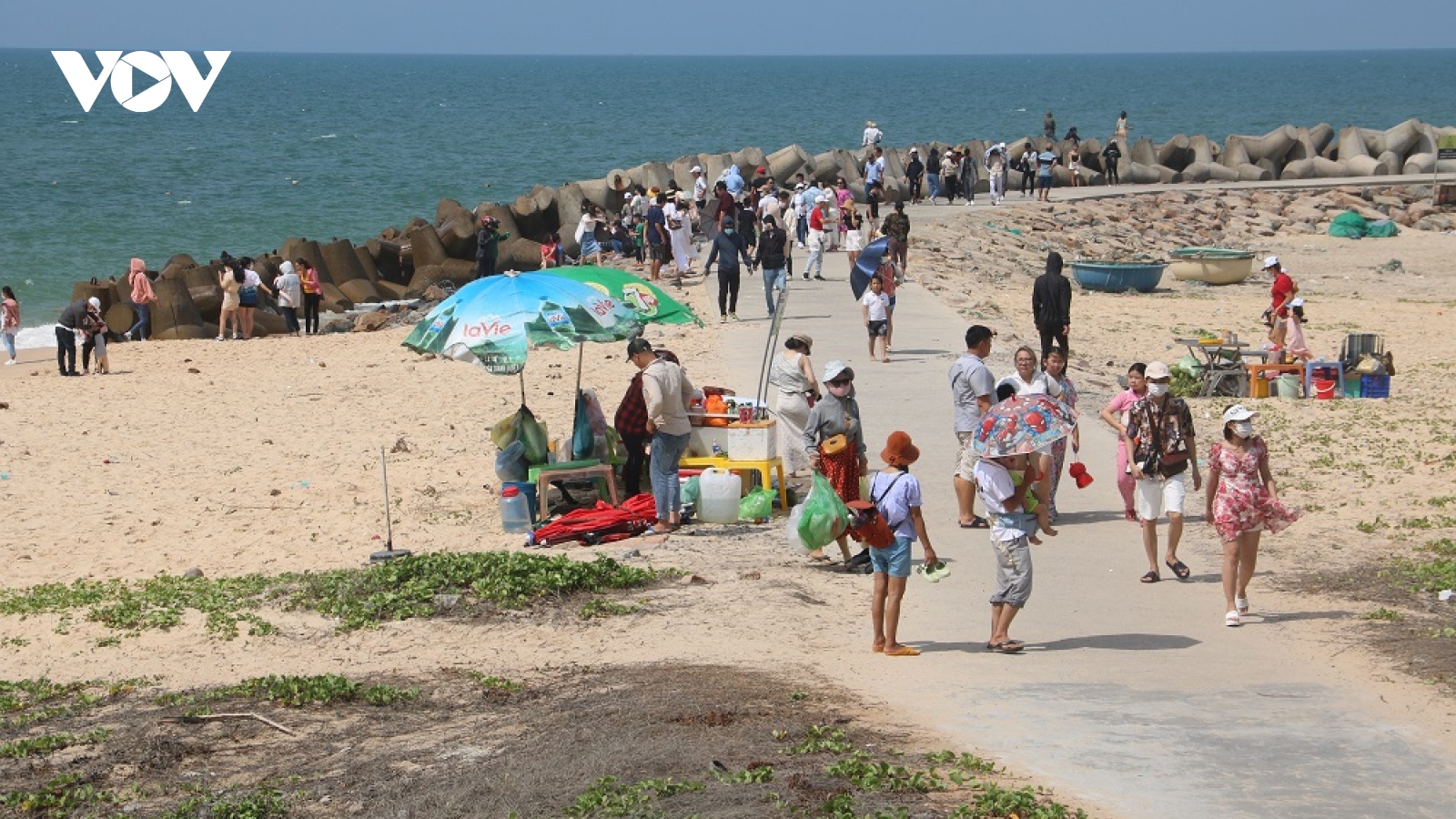 Nườm nượp khách du lịch về với vùng biển Bình Thuận