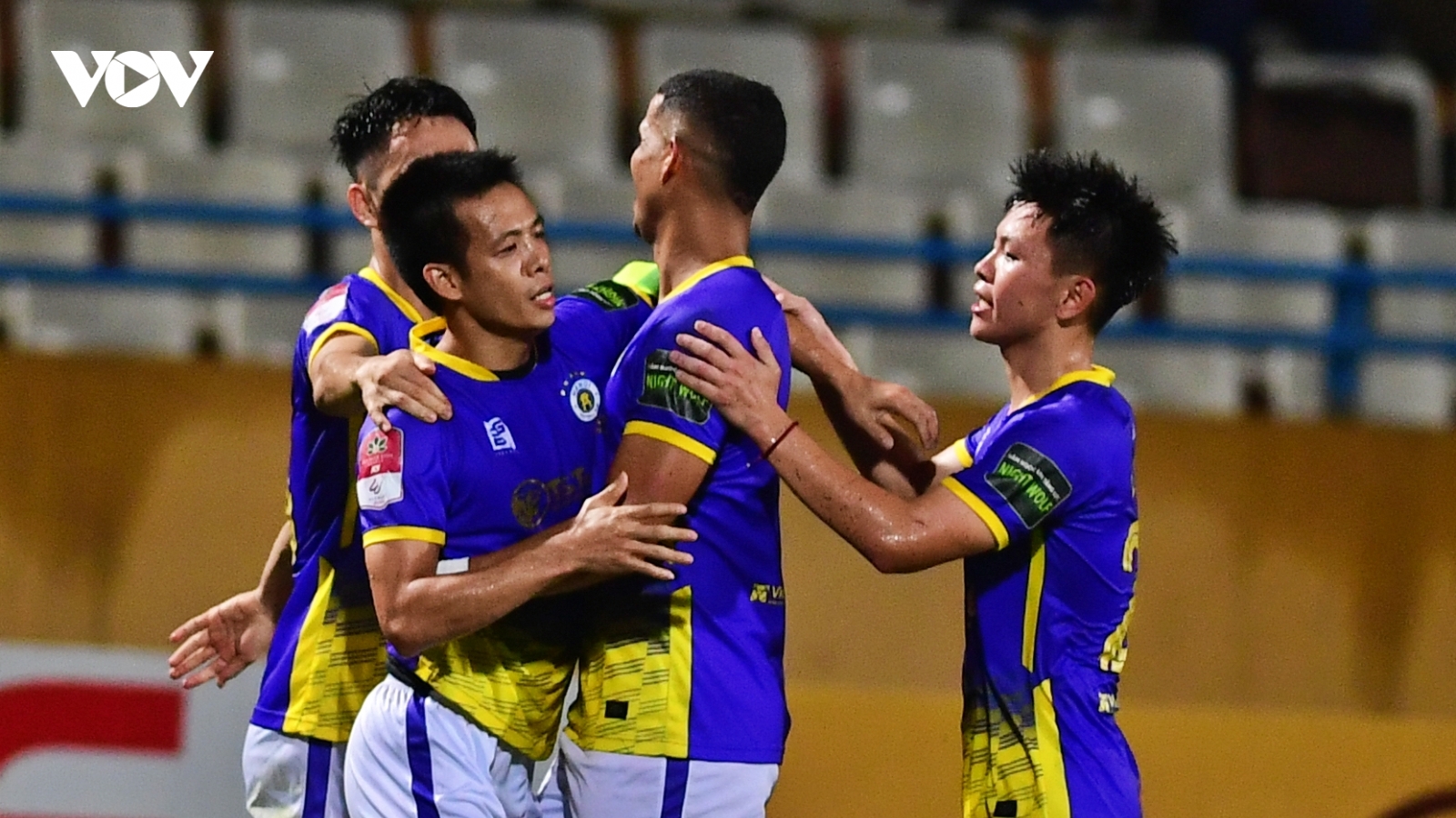 Văn Quyết hóa “người không phổi” ở trận đại thắng Hải Phòng FC