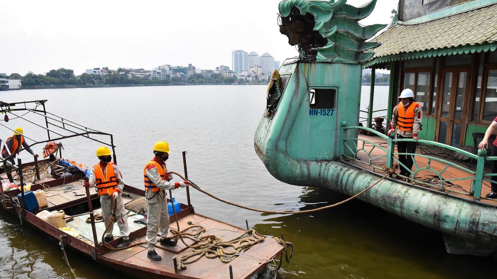 Hà Nội cưỡng chế, tháo dỡ du thuyền trên Hồ Tây