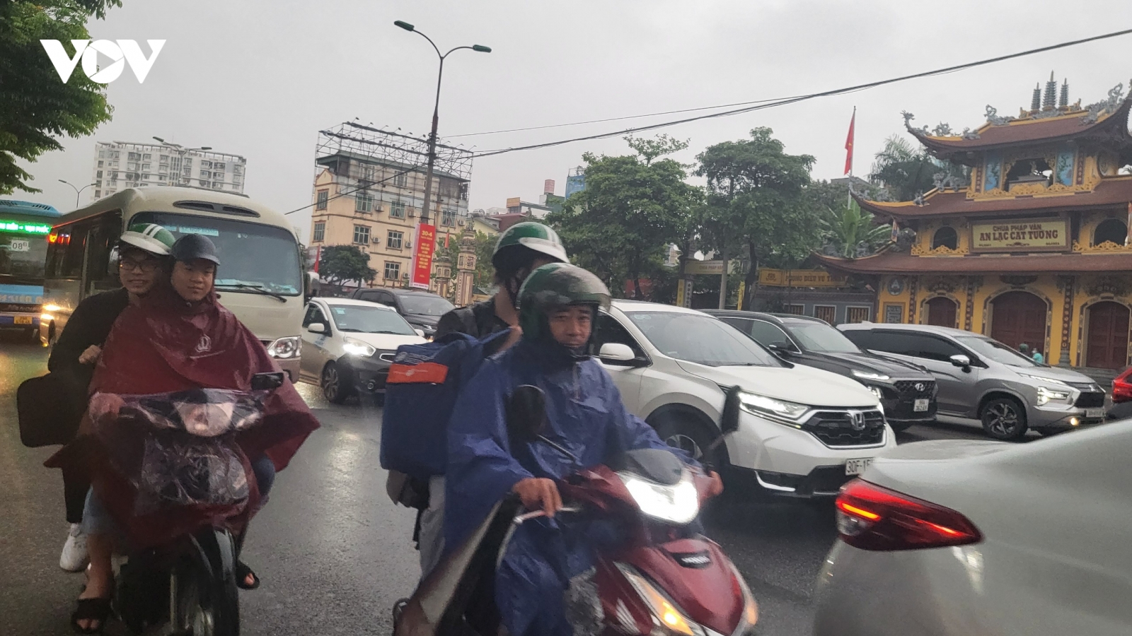 Đội mưa lỉnh kỉnh rời Hà Nội về quê từ sáng sớm