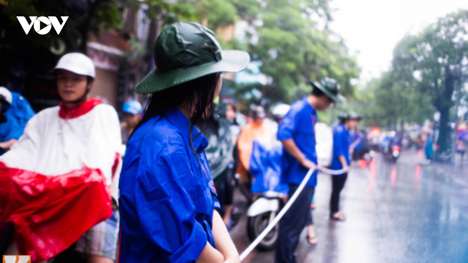“Lá chắn sống” sinh viên tình nguyện ở các ngã tư: Đến lúc nên thay đổi?