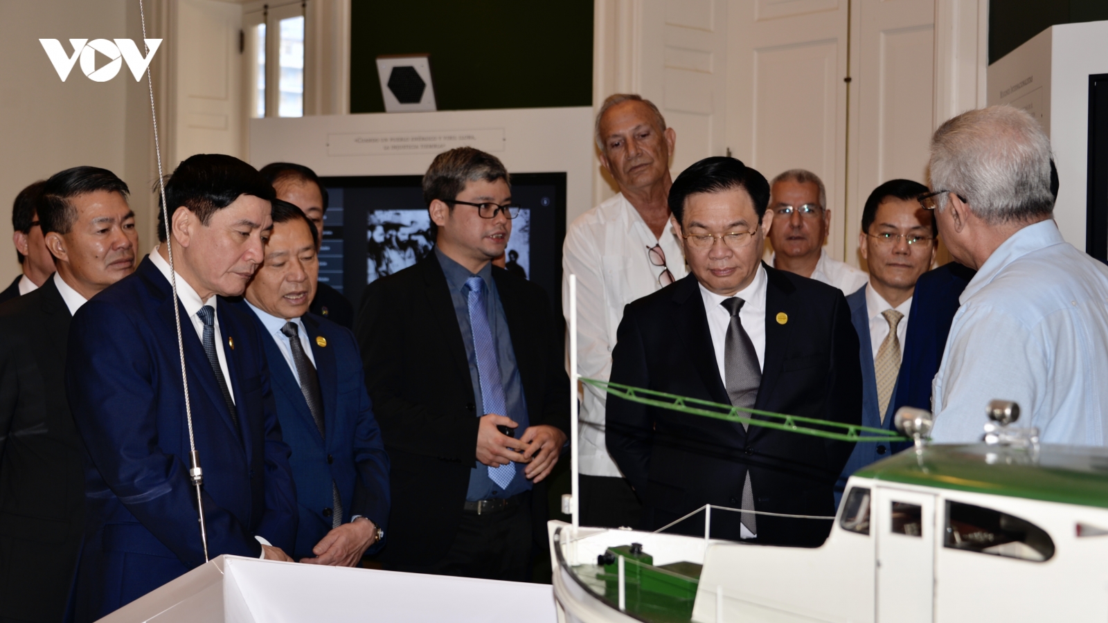 Chủ tịch Quốc hội Vương Đình Huệ thăm Trung tâm Fidel Castro Ruz