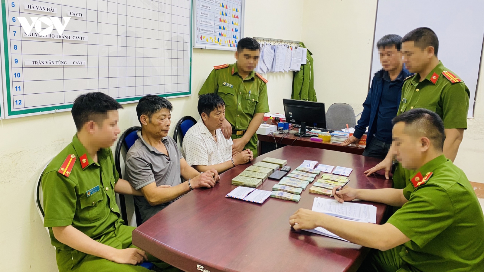 Mua 5 bánh heroin về bán kiếm lời thì bị bắt giữ