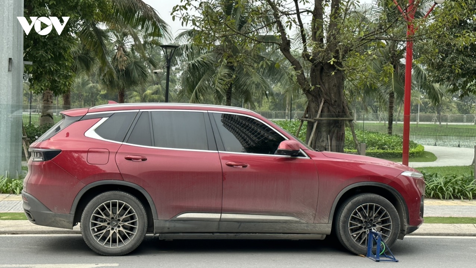Khóa bánh xe ô tô đỗ sai quy định ở khu đô thị, chung cư có đúng pháp luật?
