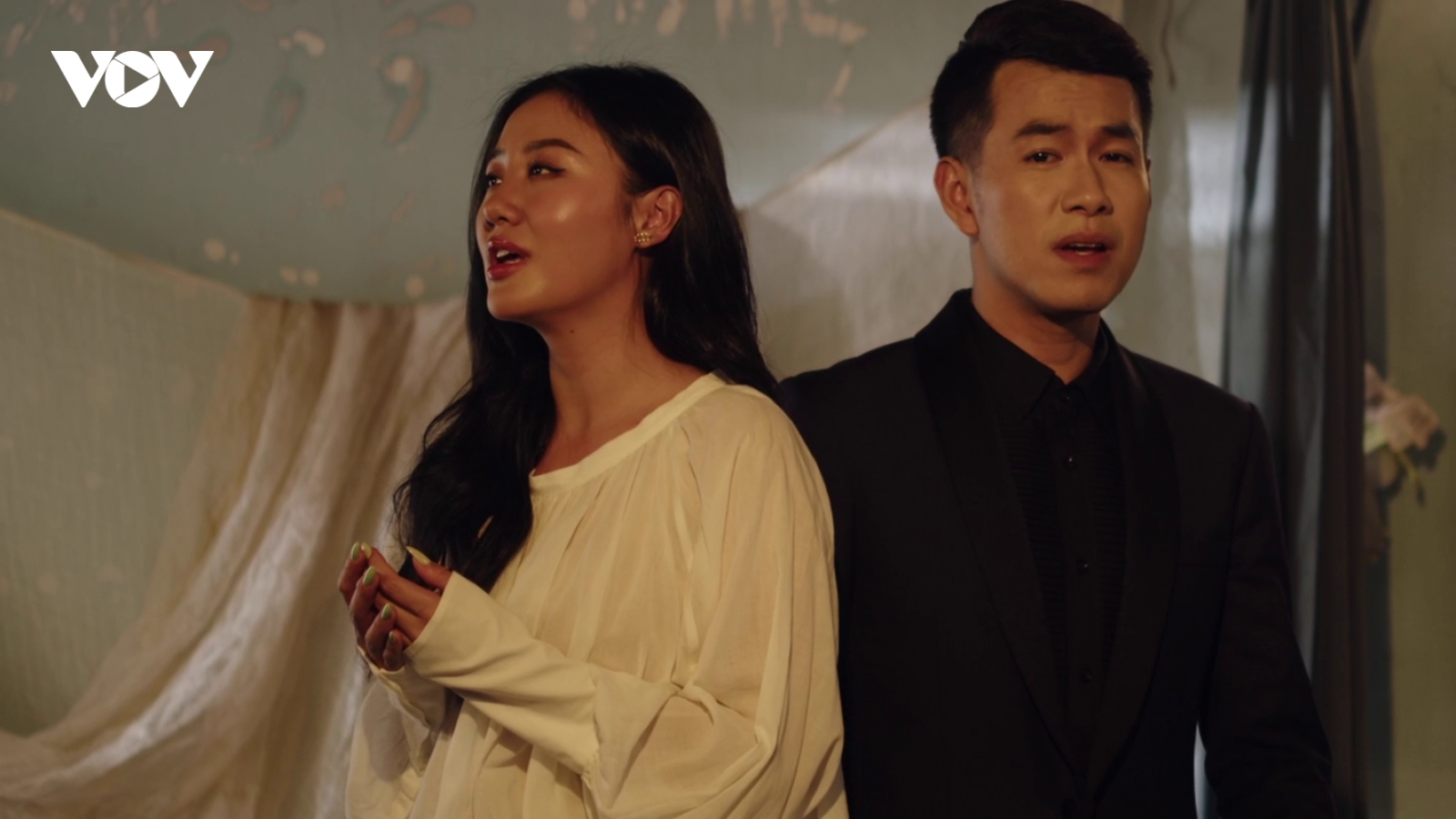 Văn Mai Hương, Hồ Trung Dũng gây xúc động với nhạc phim "Con Nhót mót chồng"