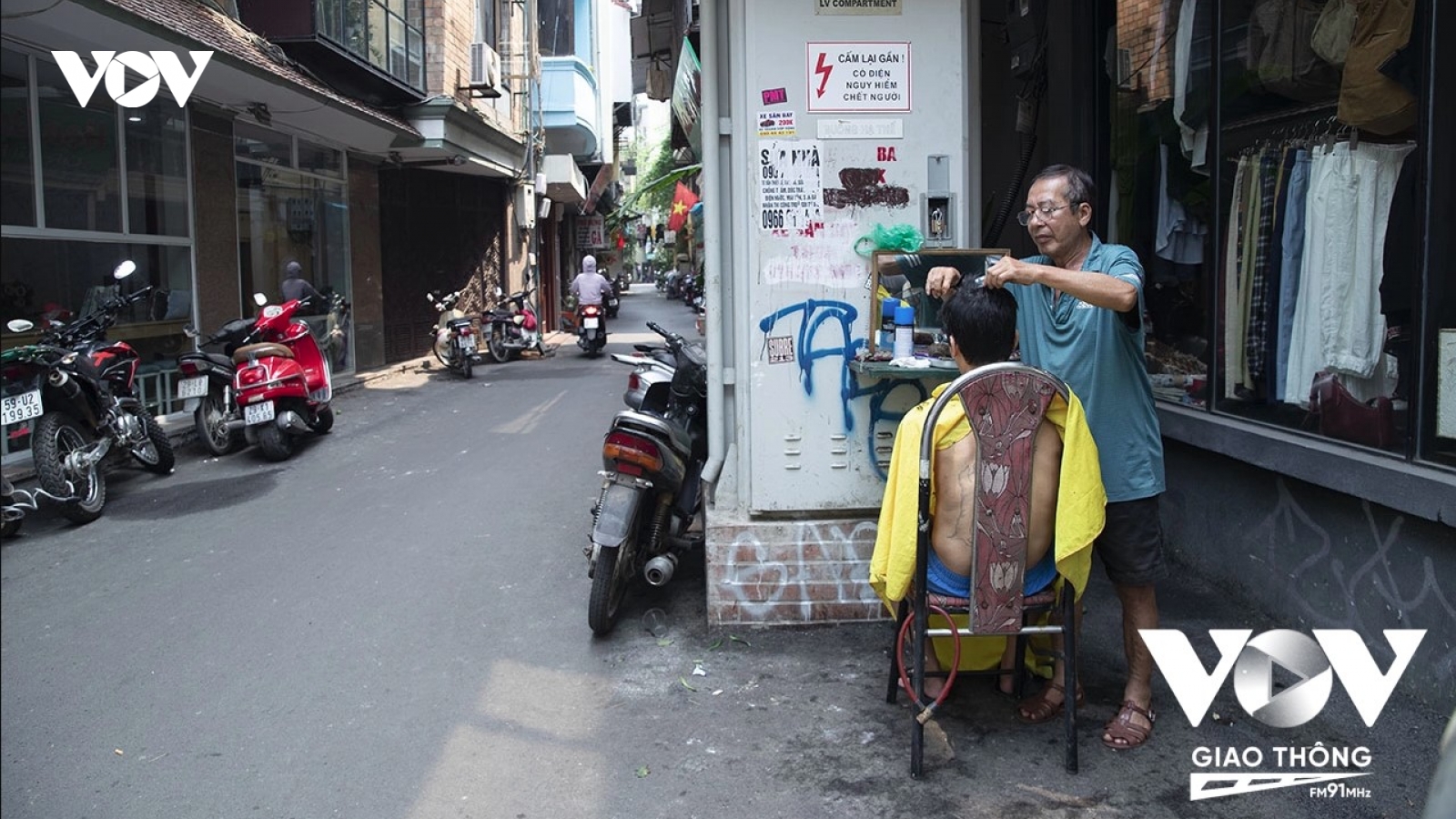 Nét bình dị tại phố cổ Hà Nội những ngày tháng 4