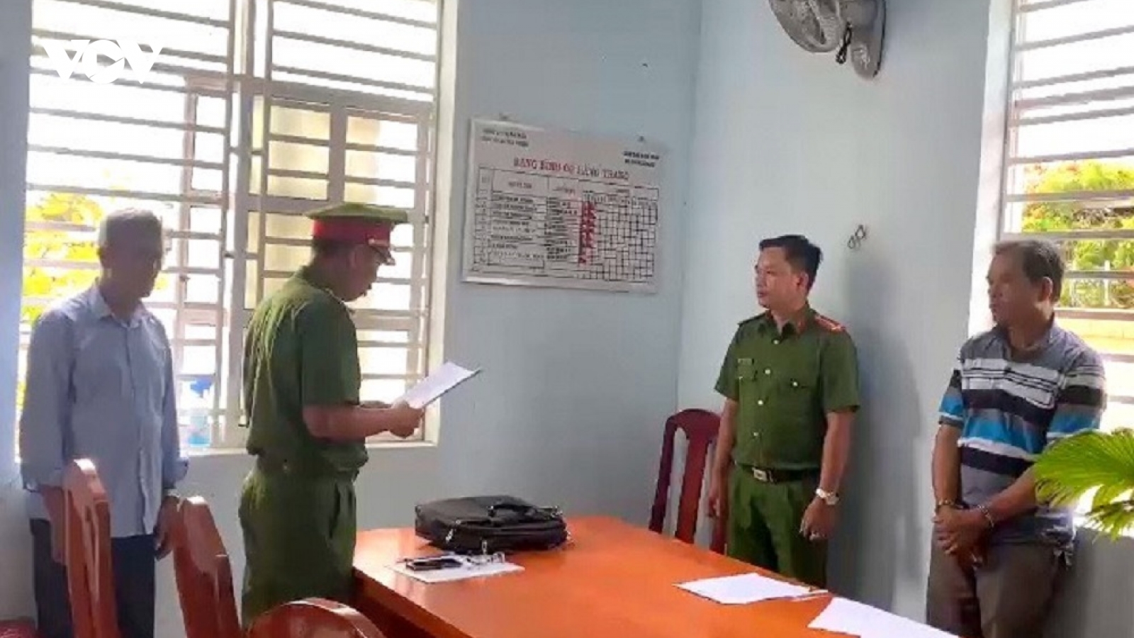 Bắt giữ đối tượng thả thuốc trừ sâu xuống hồ tôm ở Bình Thuận