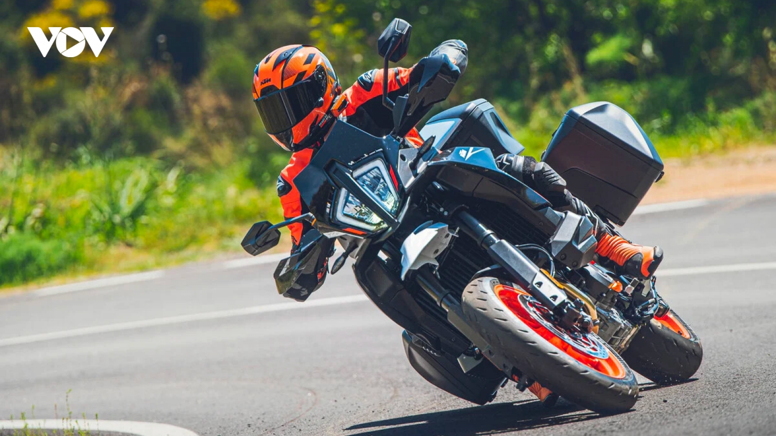 KTM 890 SMT 2023 trình làng toàn cầu