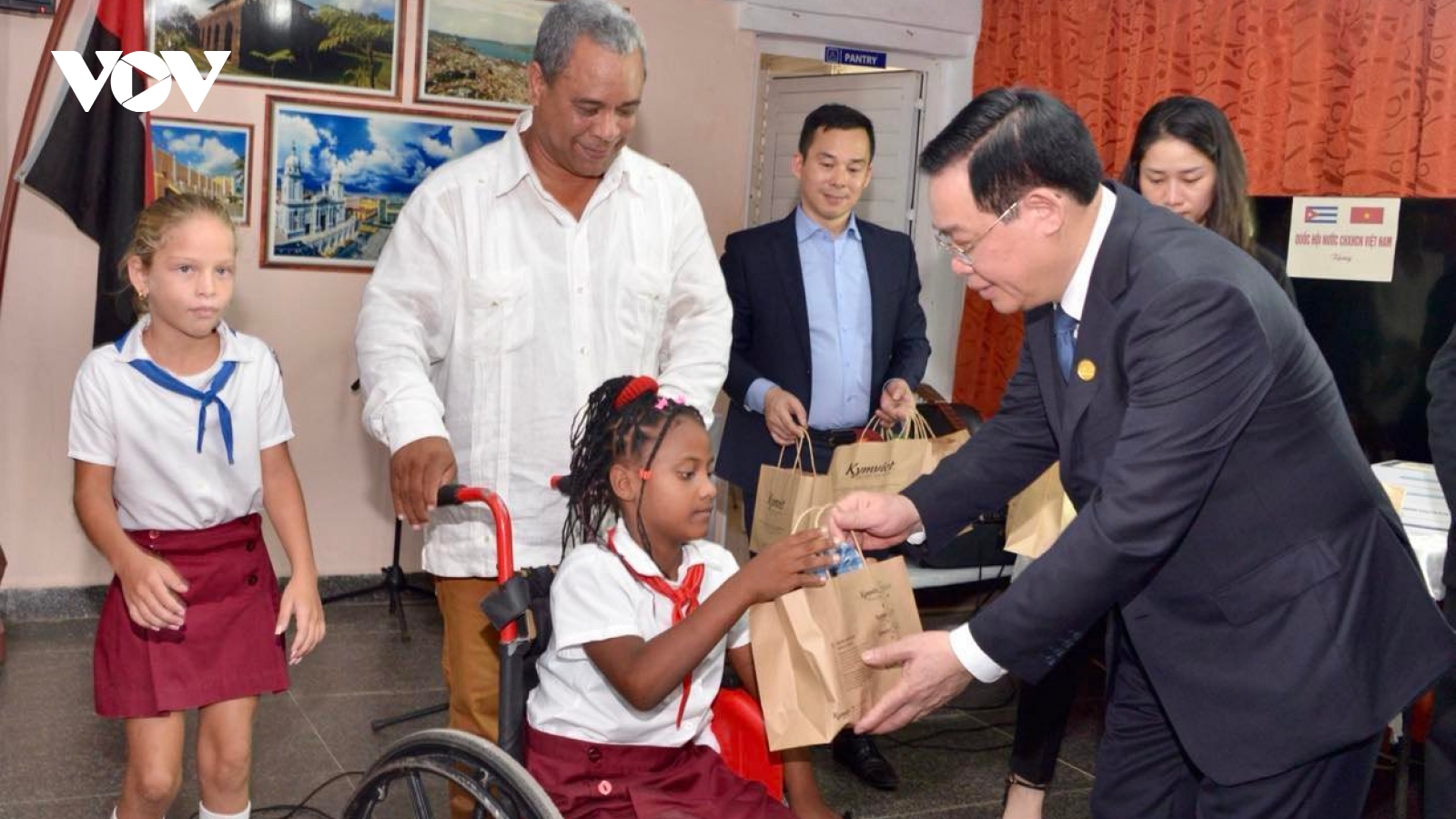 Chủ tịch Quốc hội Vương Đình Huệ thăm Trường đặc biệt hữu nghị Cuba - Việt Nam
