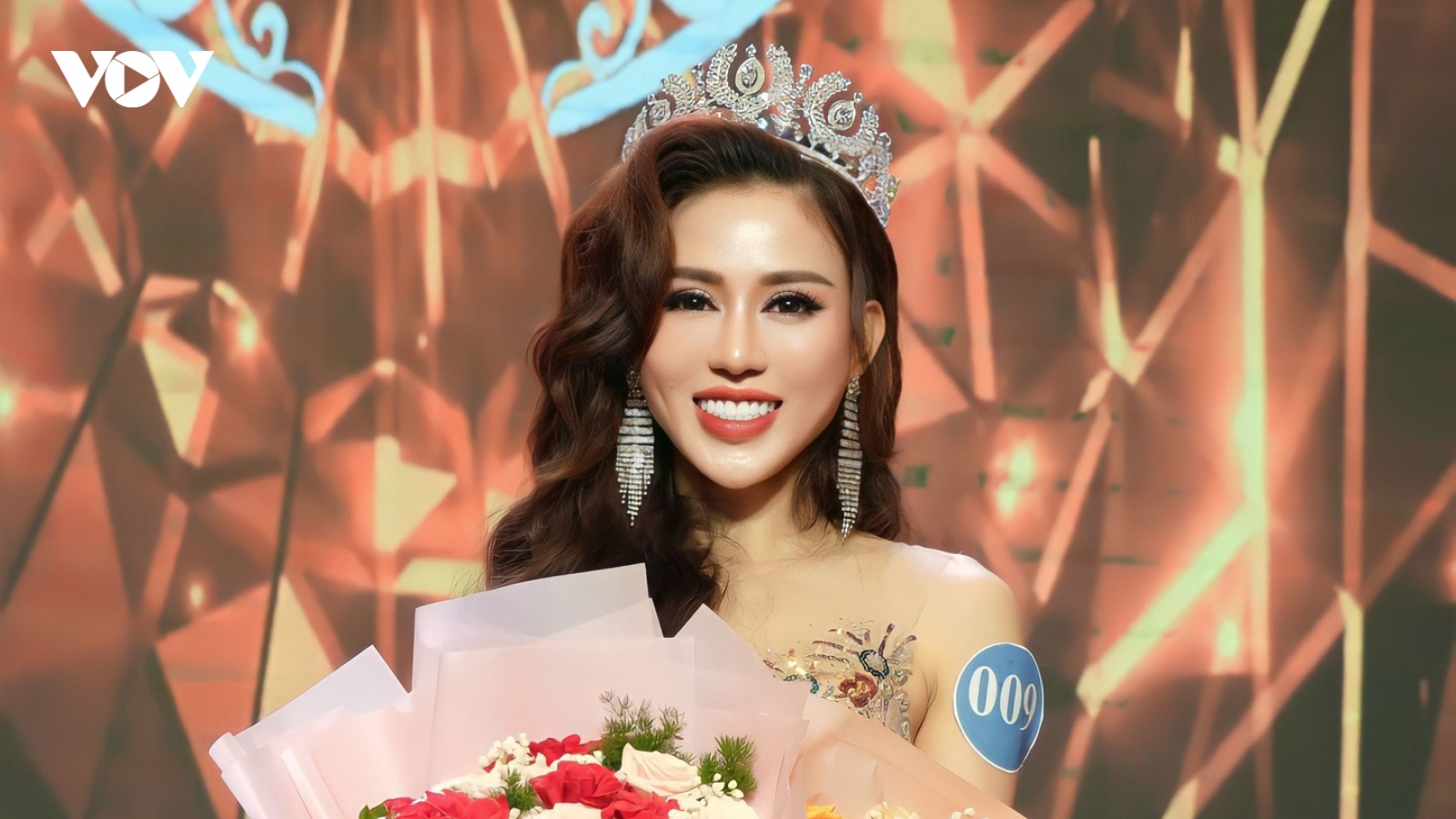 Cô gái Buôn Ma Thuột Lương Thị Thùy Dung đăng quang Hoa hậu doanh nhân Đông Nam Á