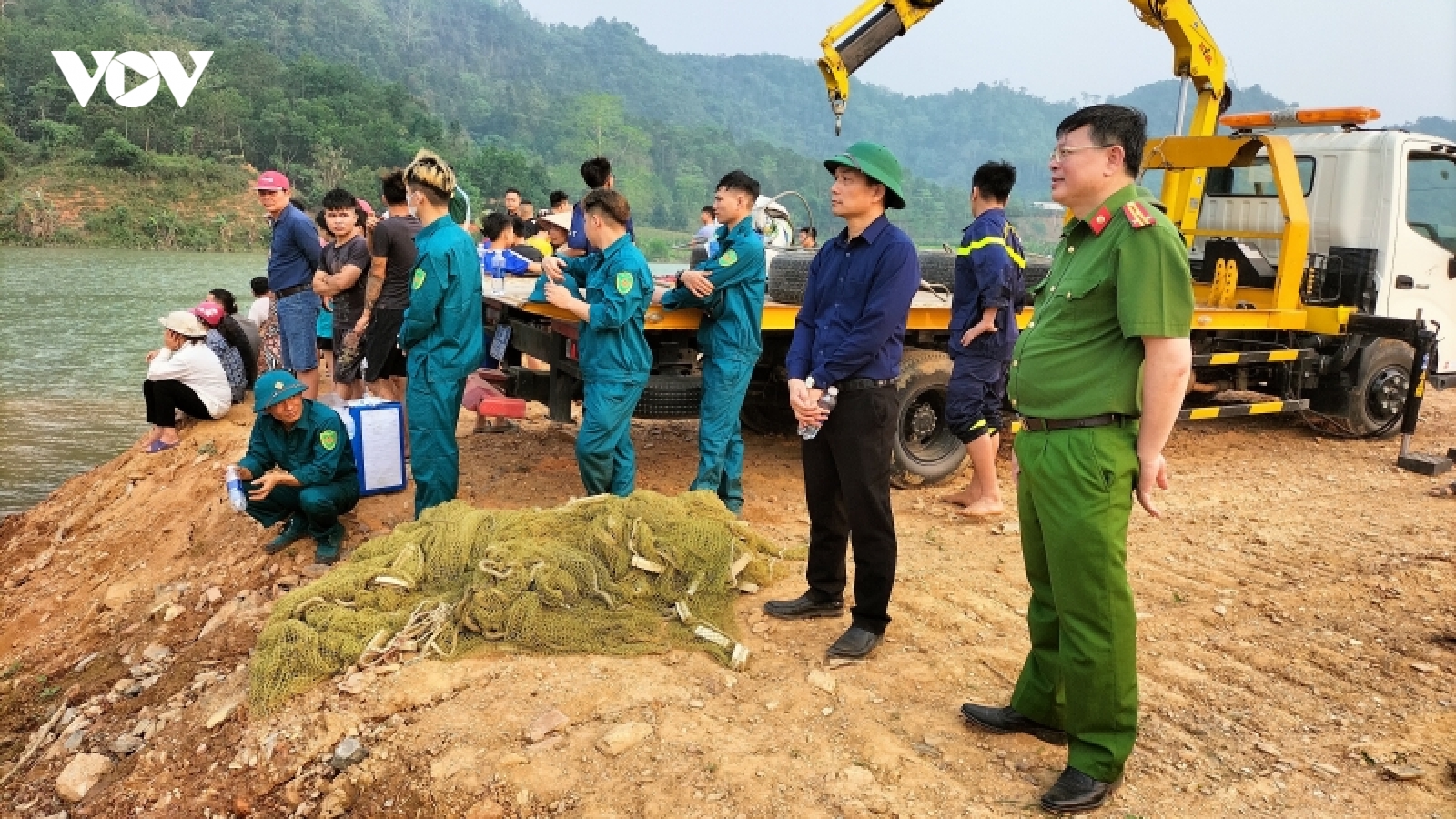 Lật thuyền trên sông Lô, 3 người mất tích