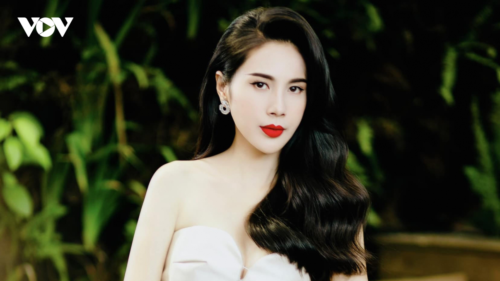 Ca sỹ Thủy Tiên yêu cầu Nguyễn Phương Hằng bồi thường vật chất