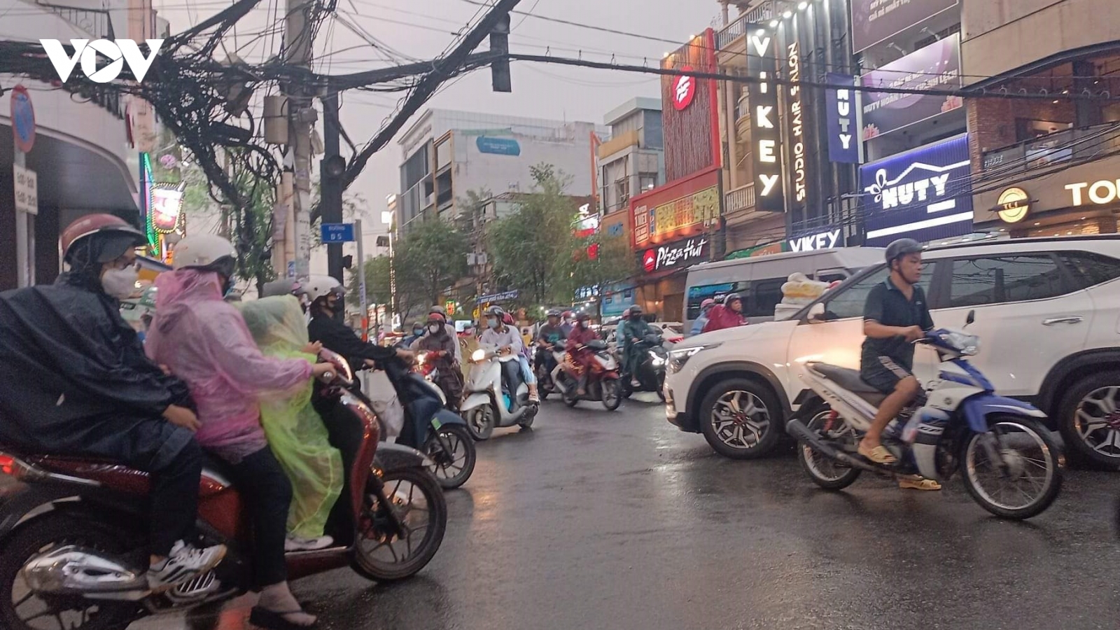 Cơn mưa rào giải nhiệt cho TP.HCM sau những ngày nắng nóng