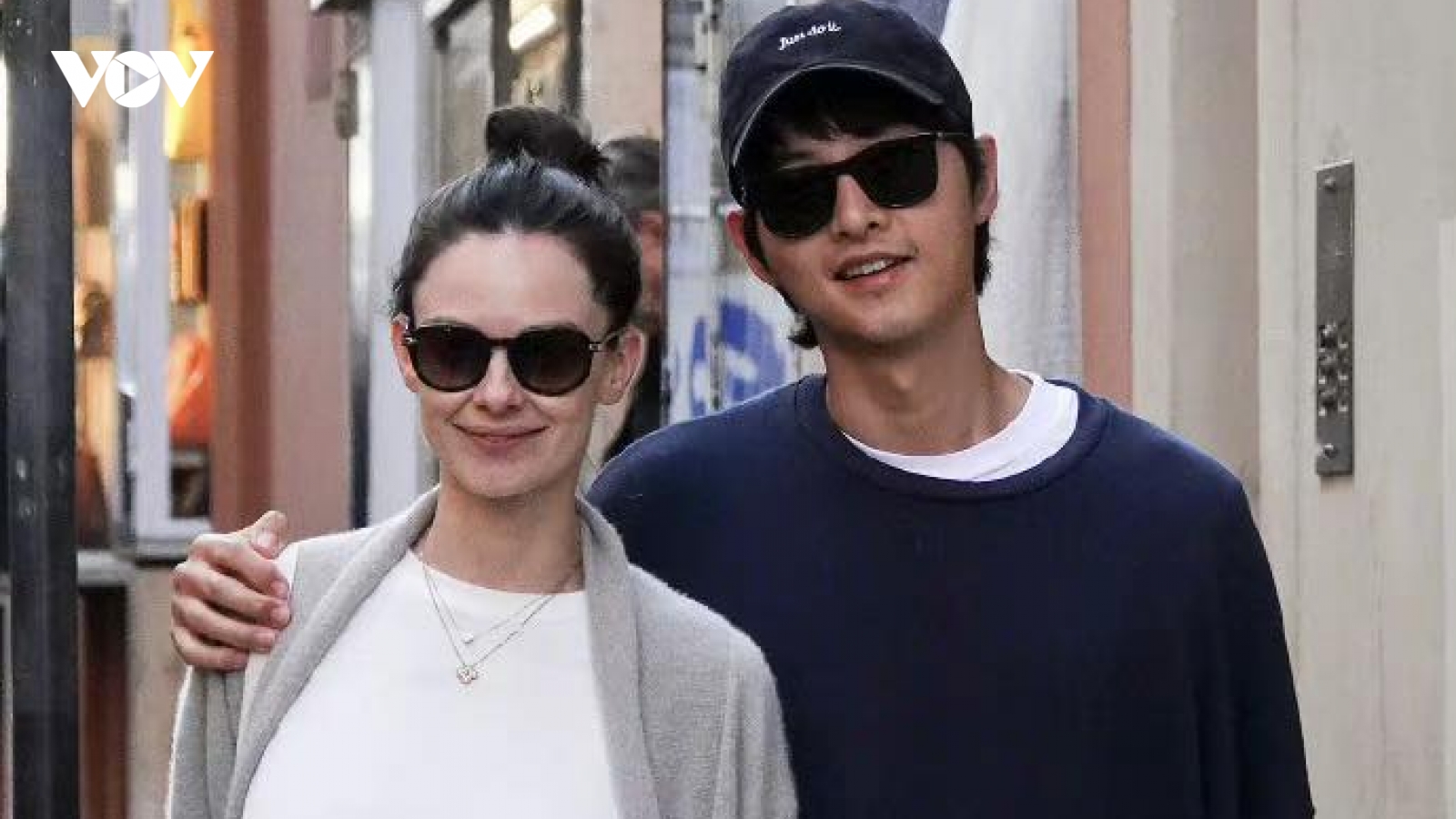 Song Joong Ki và vợ bầu tình tứ dạo phố