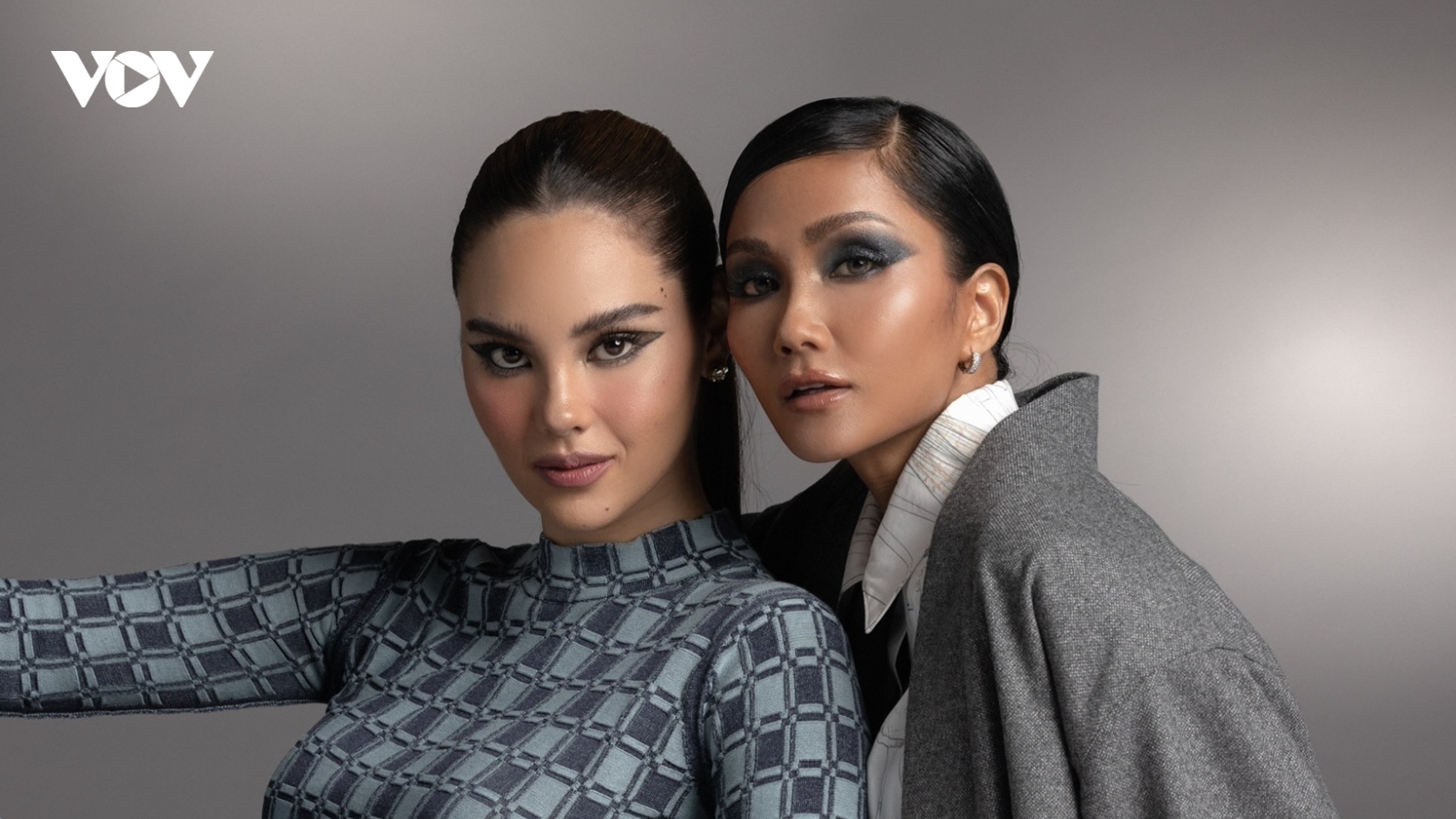 H'Hen Niê đọ sắc cùng Miss Universe 2018 Catriona Gray trên bìa tạp chí quốc tế