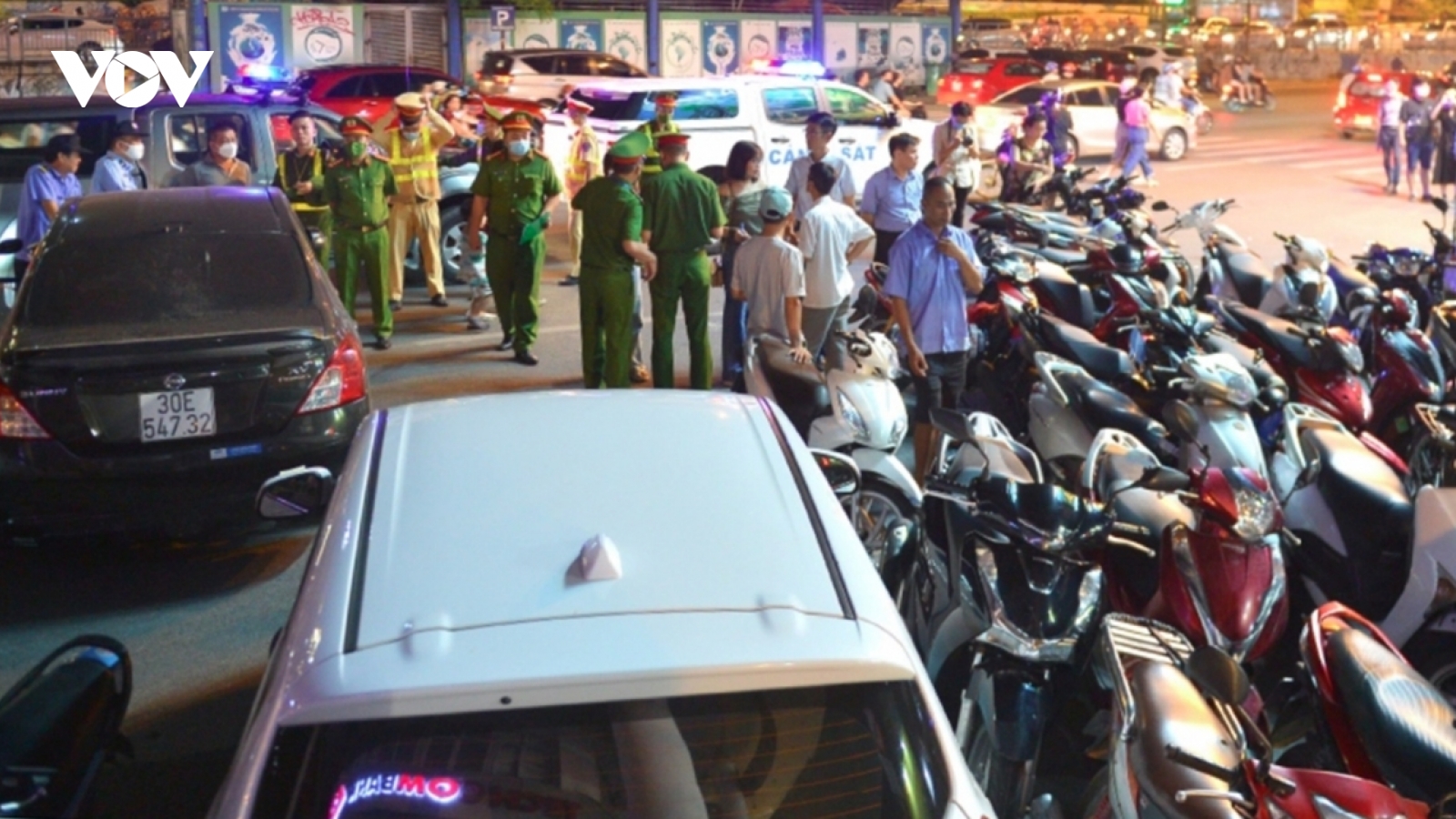 Công an vào cuộc “dẹp loạn” giá trông giữ xe quanh phố đi bộ Hồ Gươm