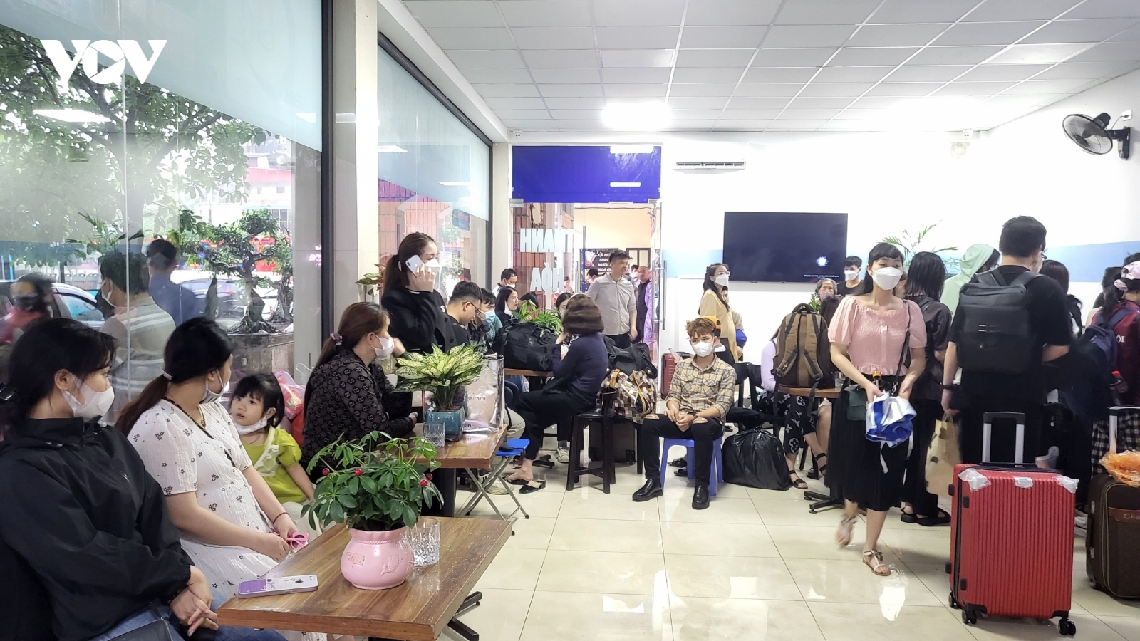 Trời mưa to, người dân vẫn rời Hà Nội về quê nghỉ lễ từ sáng sớm