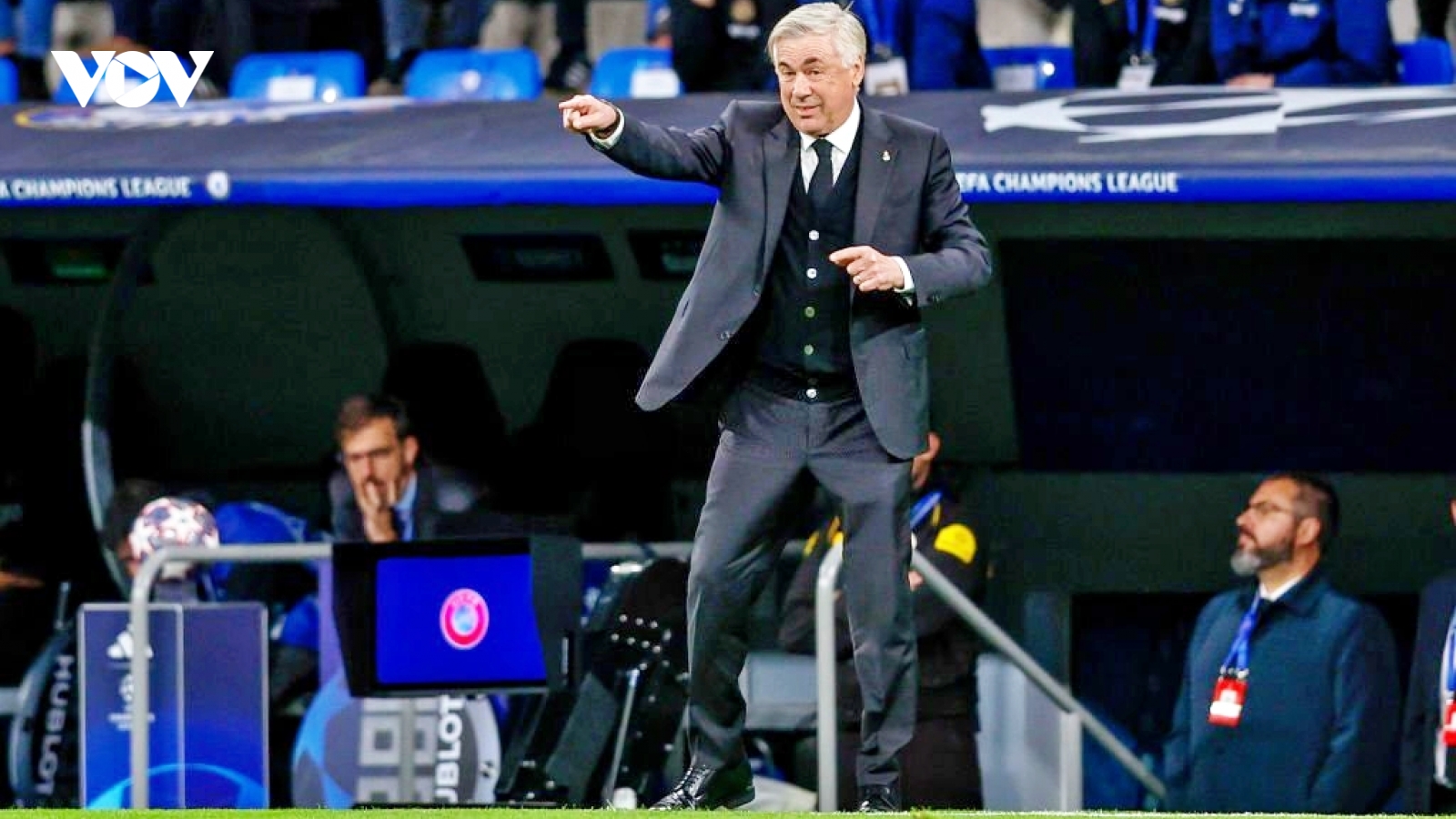 HLV Ancelotti có hành động khiến học trò và các CĐV ngỡ ngàng ở trận thắng Chelsea