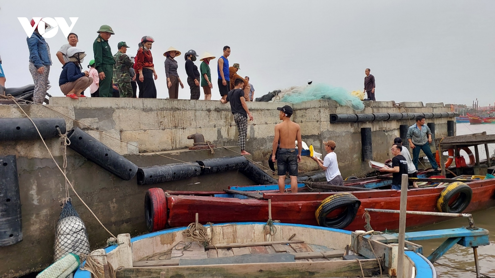 Quảng Bình cứu các thuyền viên trên tàu đánh cá bị chìm