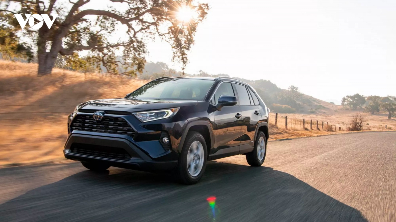 Toyota RAV4 2021 dính vào "rắc rối" do cửa sổ trời của xe có thể tự vỡ