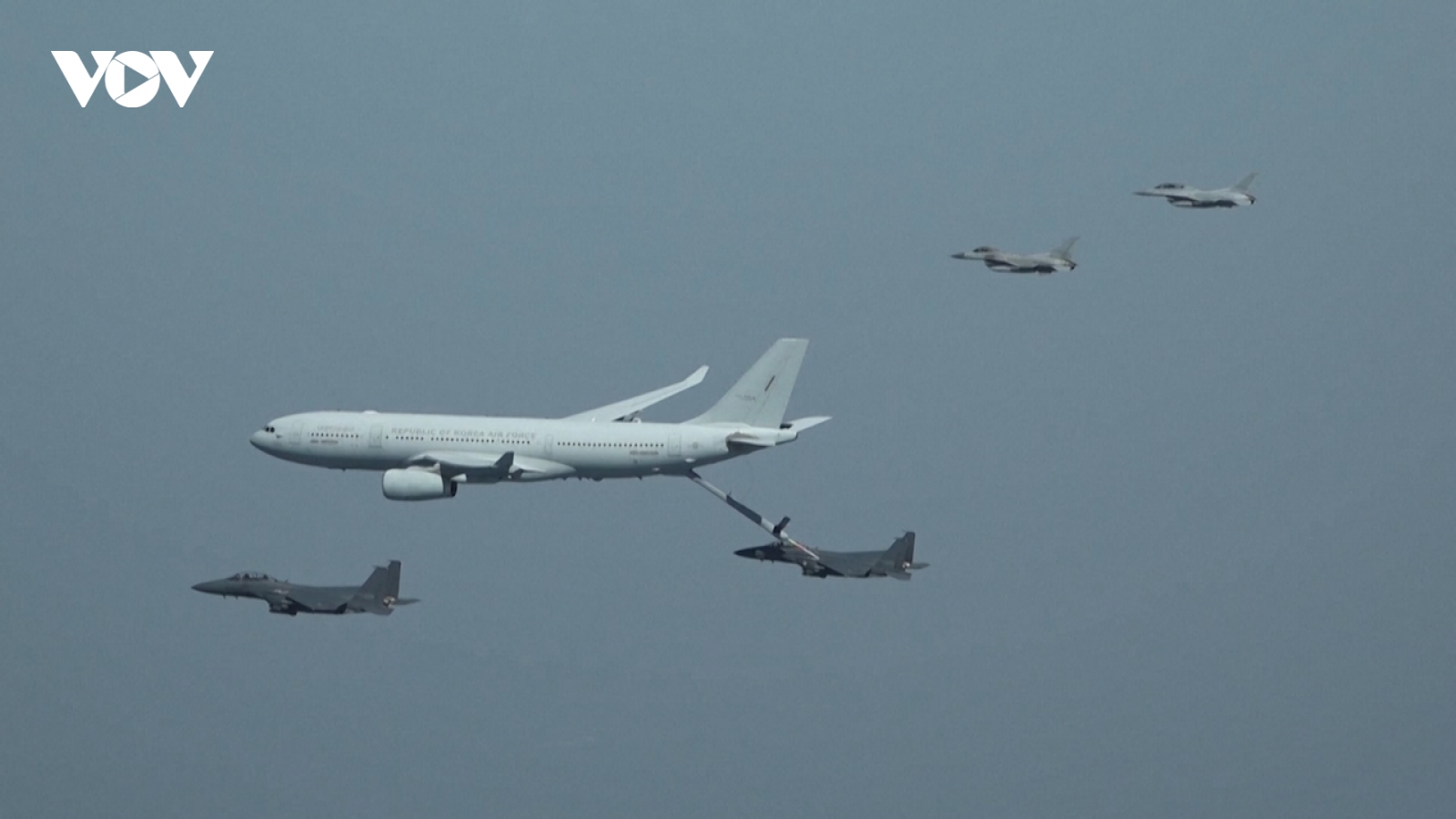 Cảnh Airbus KC-330 tiếp dầu trên không cho tiêm kích F-16