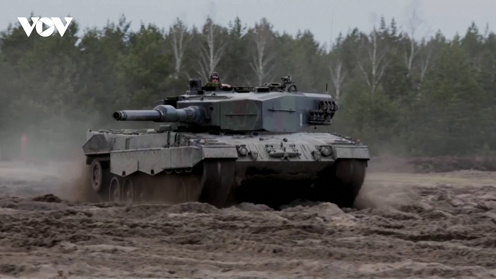 NATO huấn luyện lính Ukraine sử dụng xe tăng Leopard trong 30 ngày