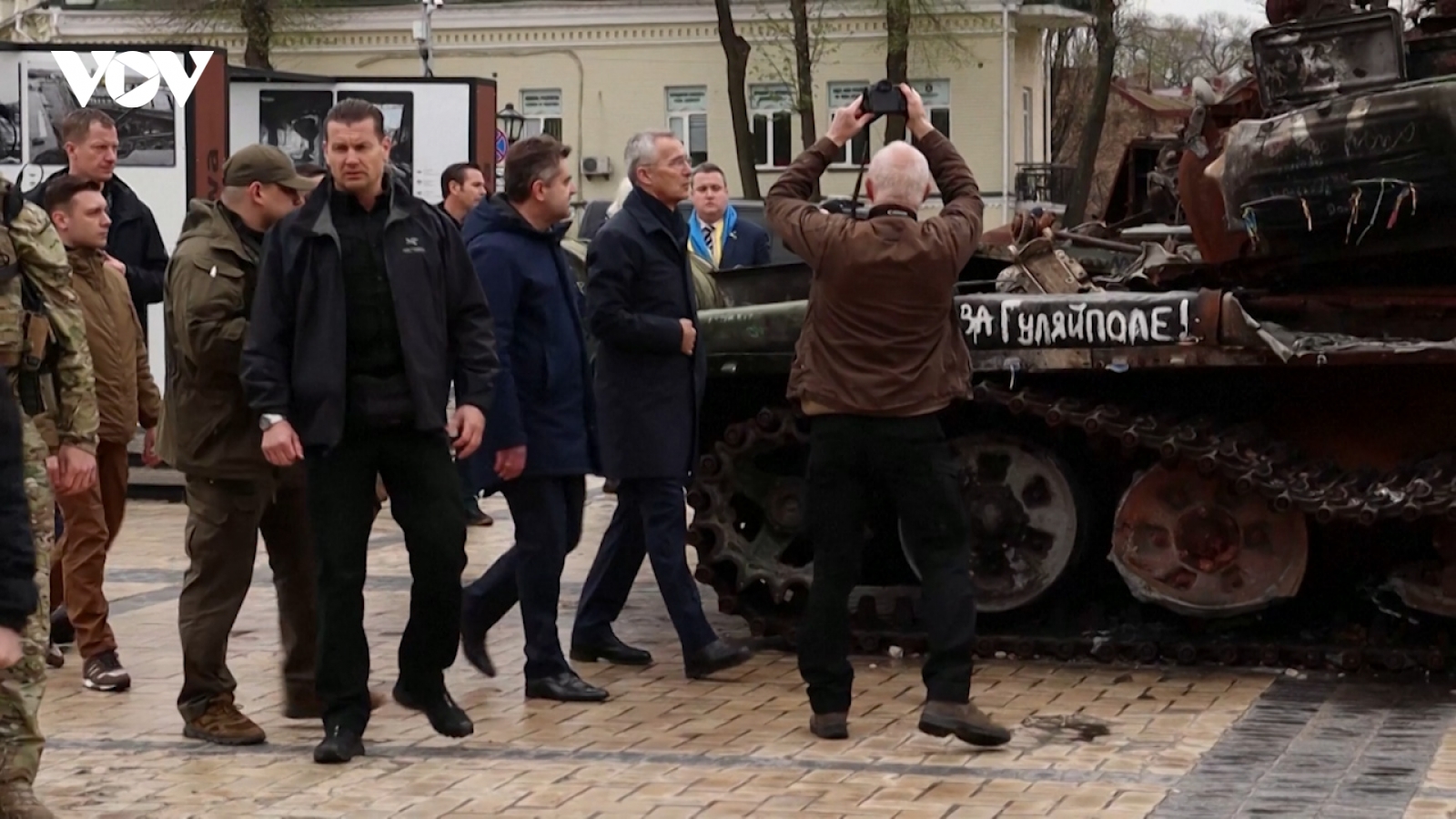Tổng thư ký NATO bất ngờ thăm Ukraine
