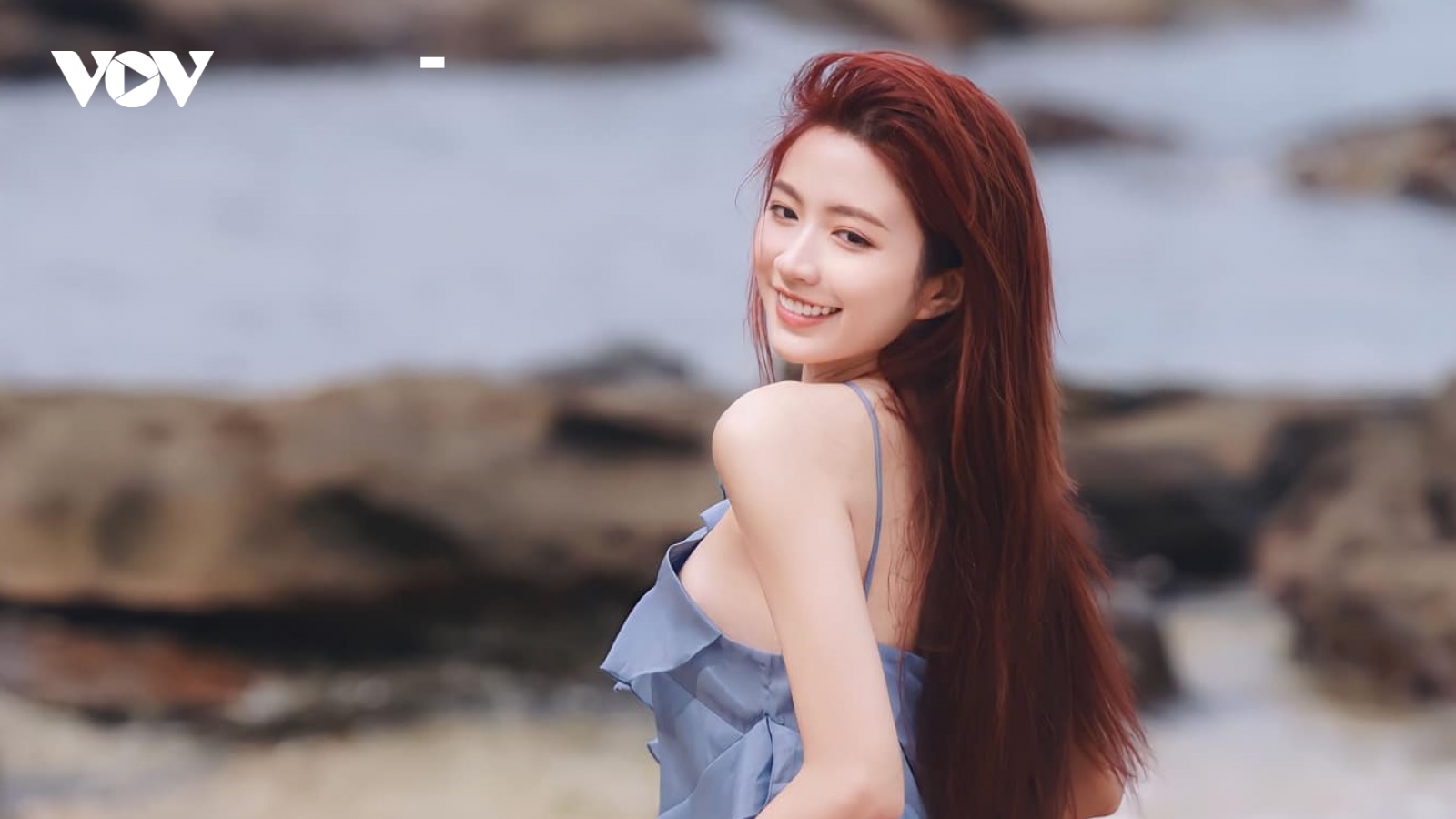 Ngọc Huyền "Thương ngày nắng về" thả dáng cuốn hút trên bãi biển