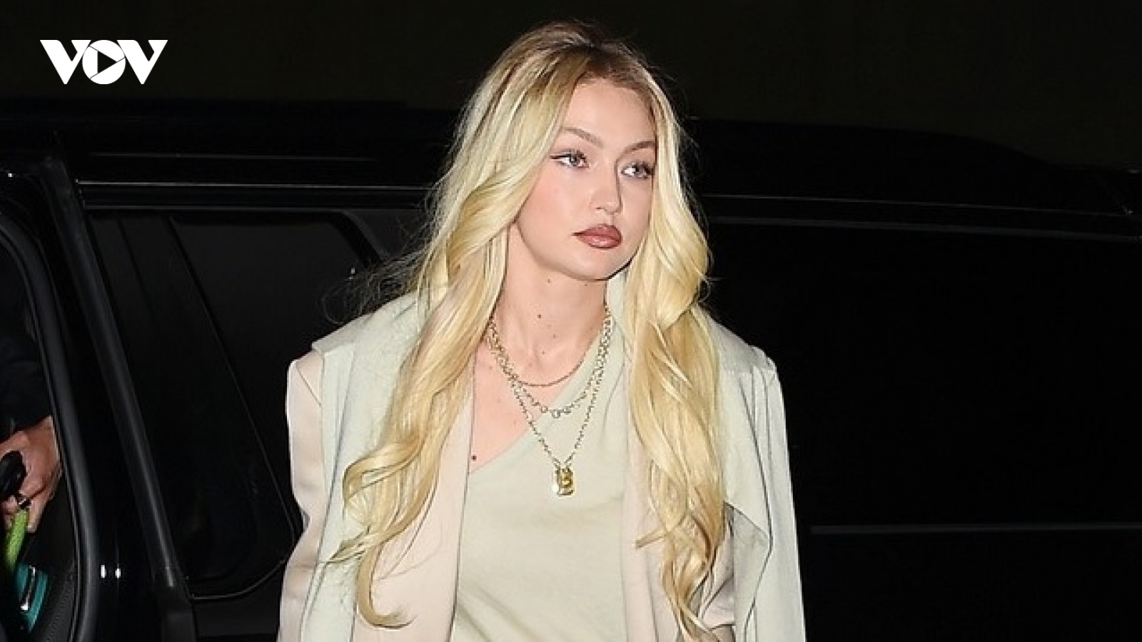 Siêu mẫu Gigi Hadid thanh lịch đi ăn tối cùng bạn bè