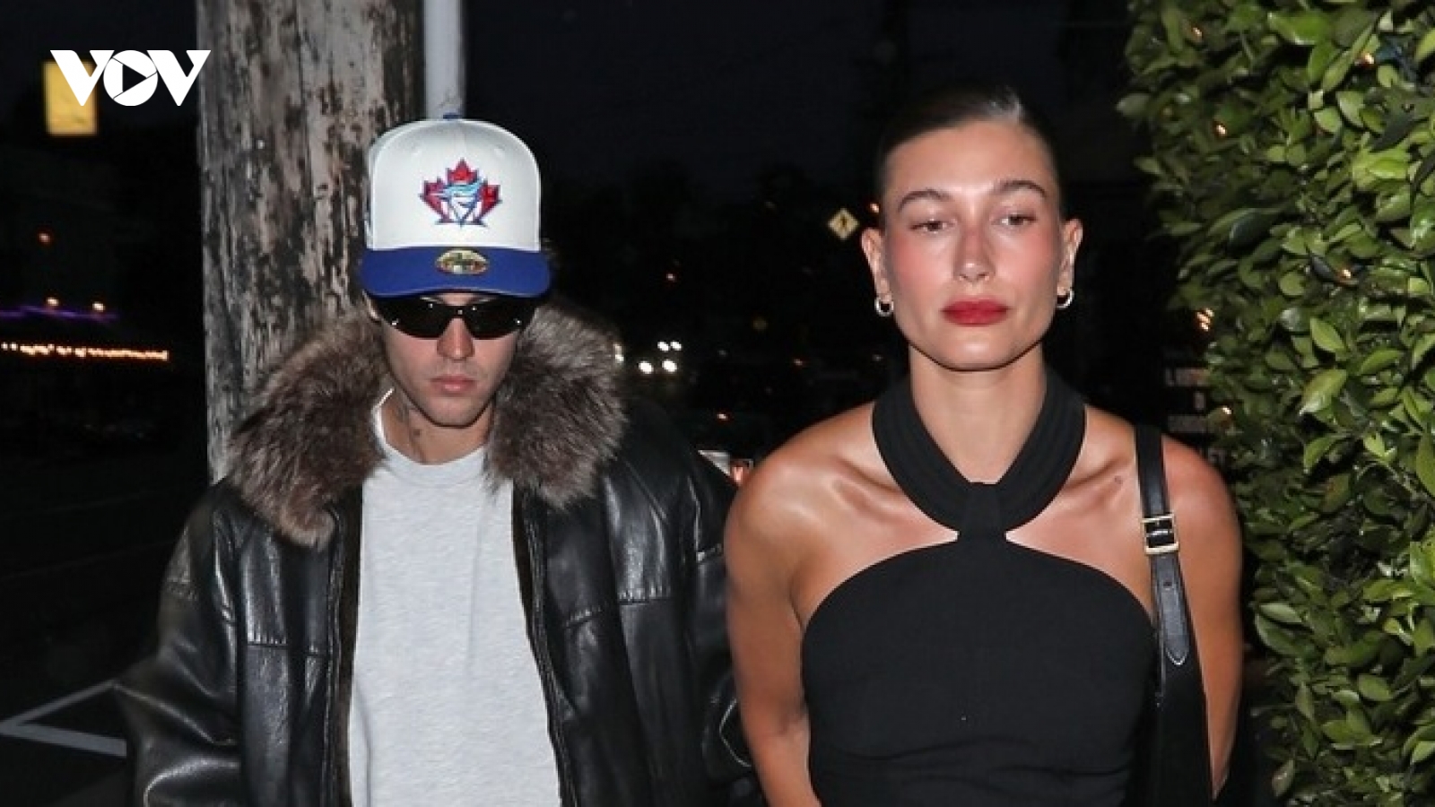 Vợ chồng Justin Bieber - Hailey Baldwin tình tứ đi ăn tối sau ồn ào bị "tấn công"