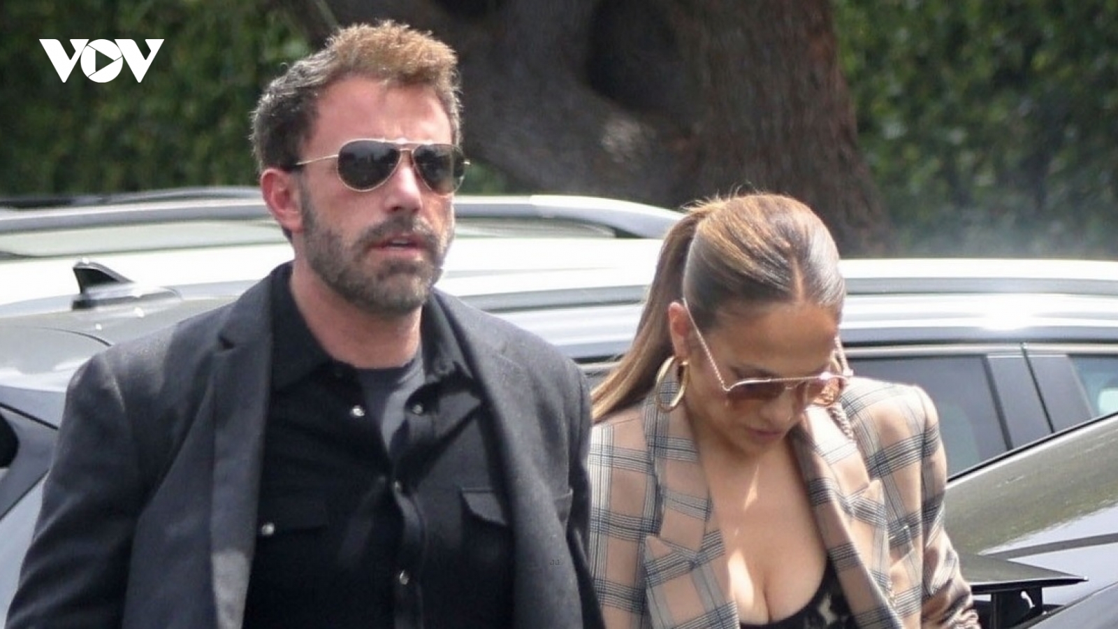 Jennifer Lopez diện đồ xuyên thấu đi chơi cùng chồng trẻ