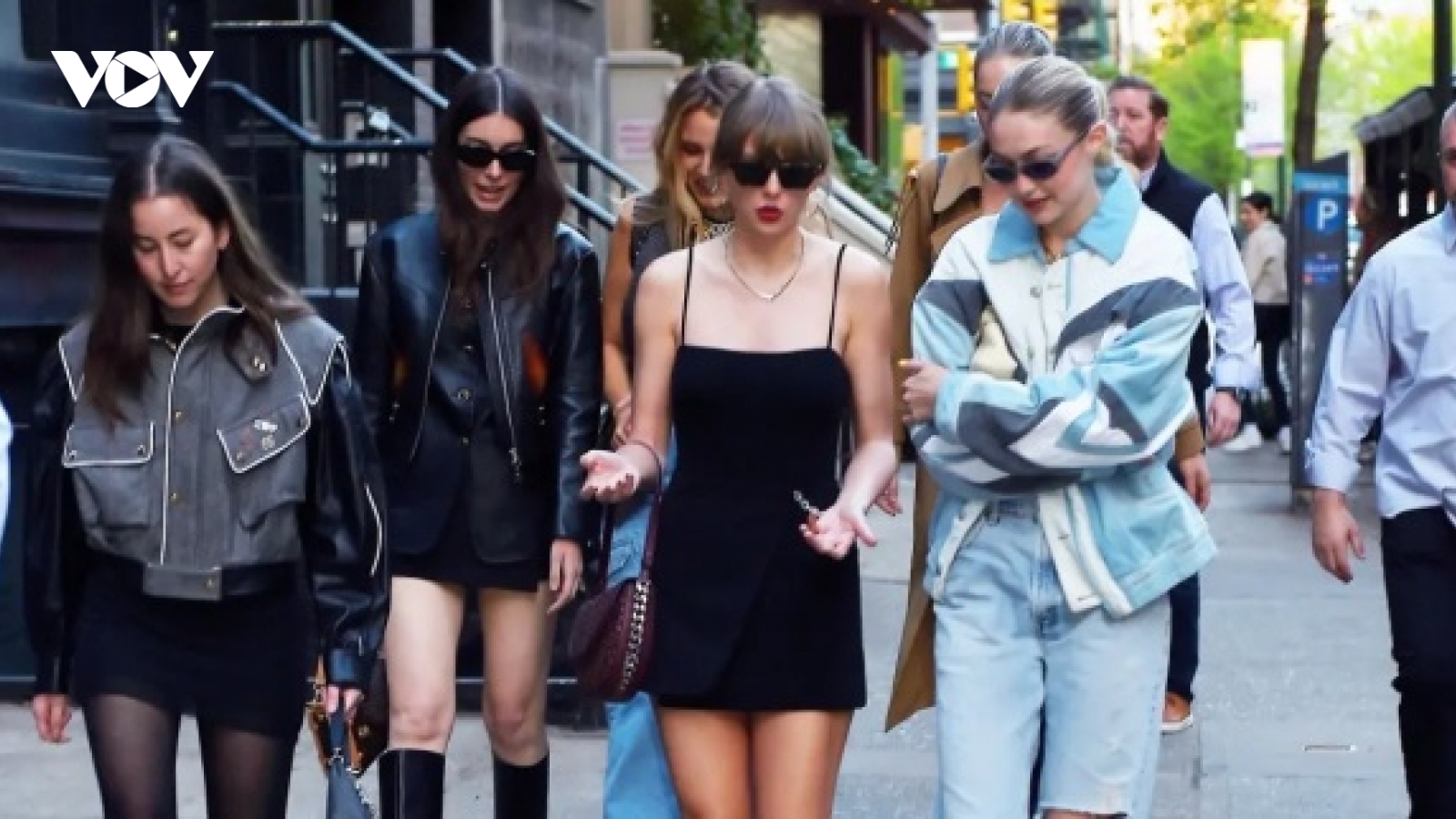 Taylor Swift gợi cảm đi chơi cùng hội bạn thân sau khi chia tay bạn trai