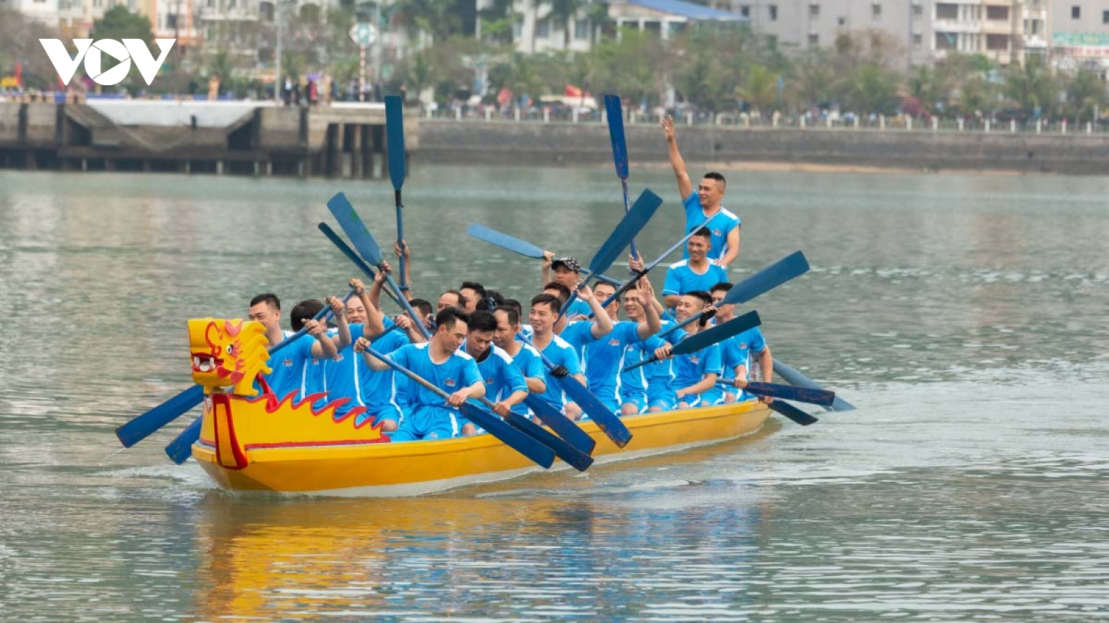 Dragon boat racing on Cat Ba Island excites crowds