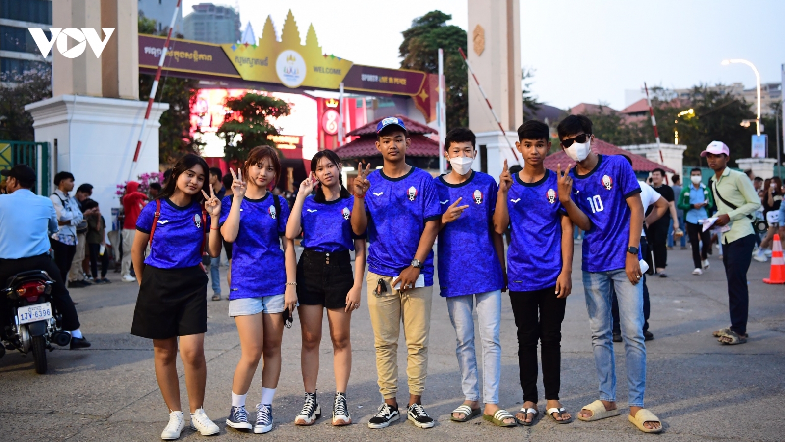 CĐV chủ nhà nô nức tới sân cổ vũ U22 Campuchia ra quân ở SEA Games 32