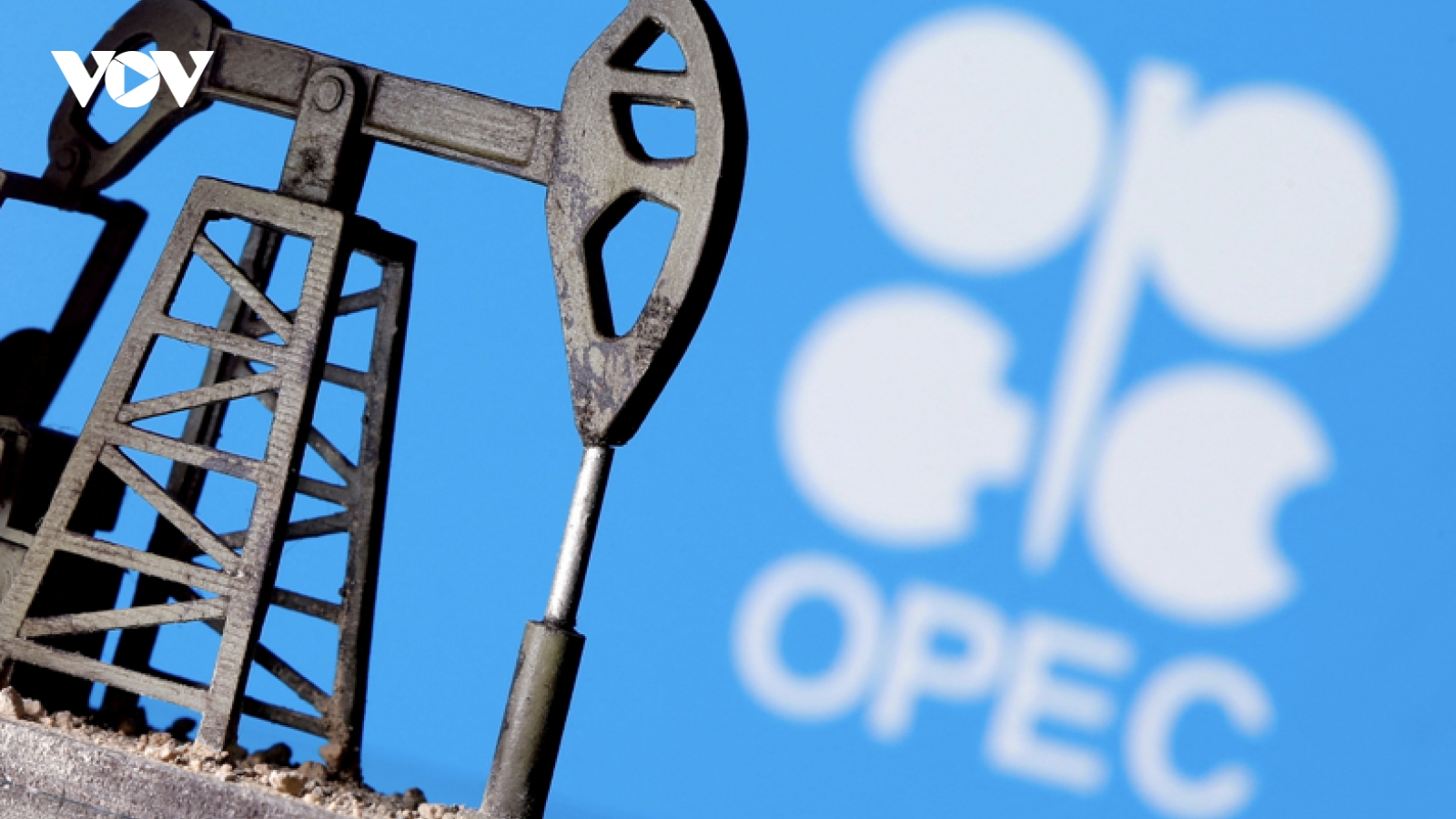 Giá dầu tăng trở lại khi OPEC+ bất ngờ cắt giảm thêm sản lượng