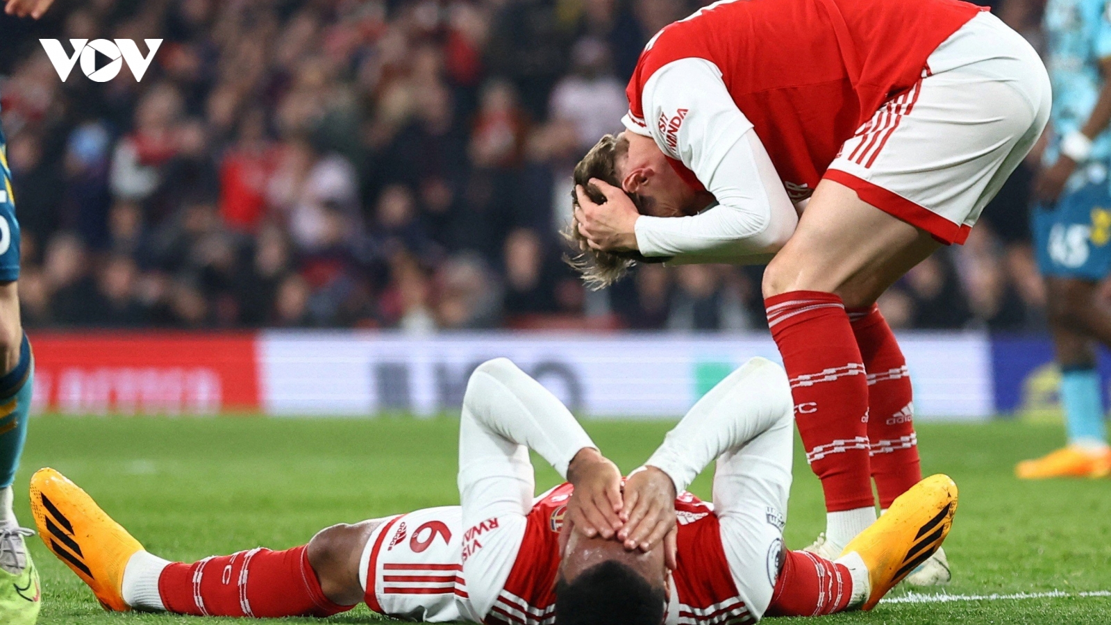 Kết quả Ngoại hạng Anh 22/4: Arsenal tự bắn vào chân trong cuộc đua vô địch