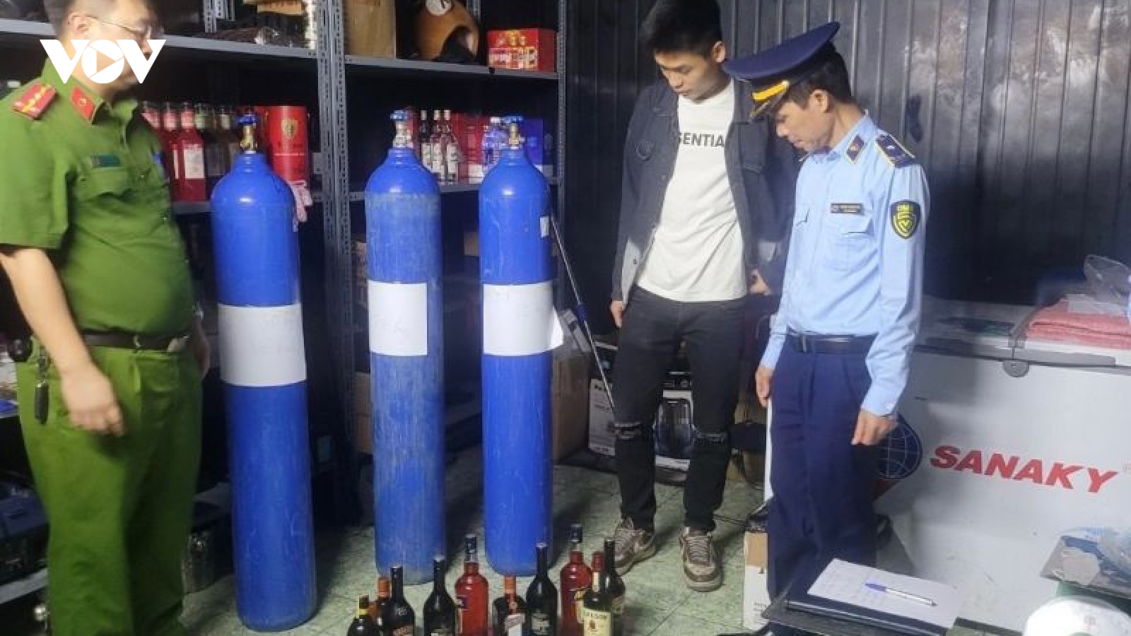 Phát hiện, tạm giữ trên 100 bình khí cười tại Quảng Ninh
