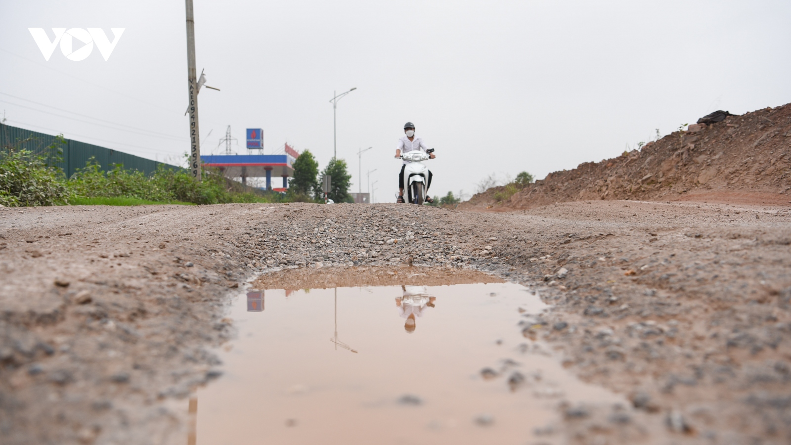 Đường gom cao tốc Hà Nội - Bắc Giang xuống cấp trầm trọng, mất an toàn giao thông