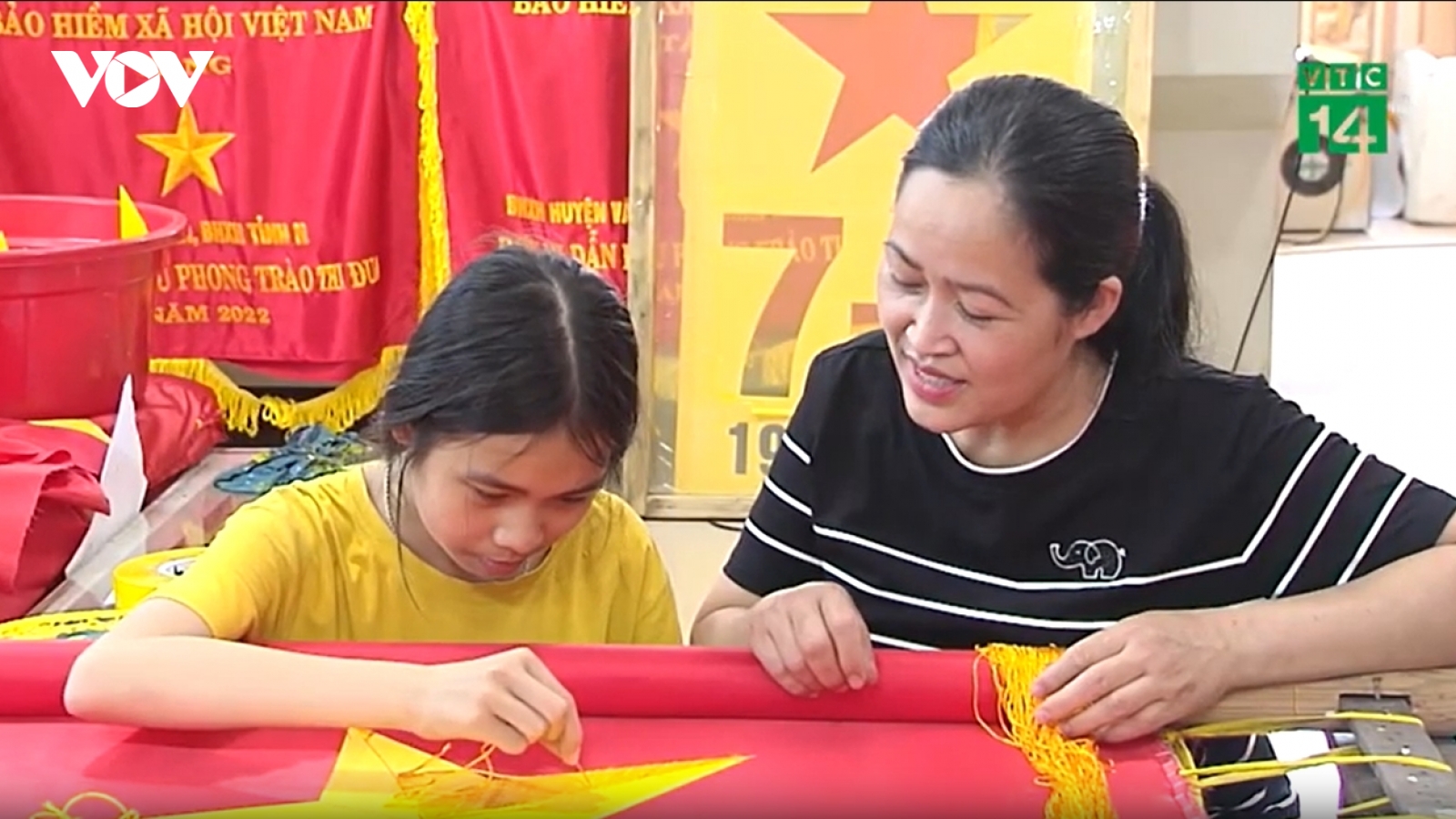 Thiêng liêng nghề may cờ Tổ quốc