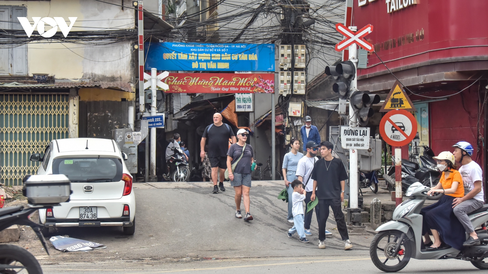 Vì sao du khách nước ngoài vẫn đổ xô đến cà phê đường tàu ở Hà Nội?