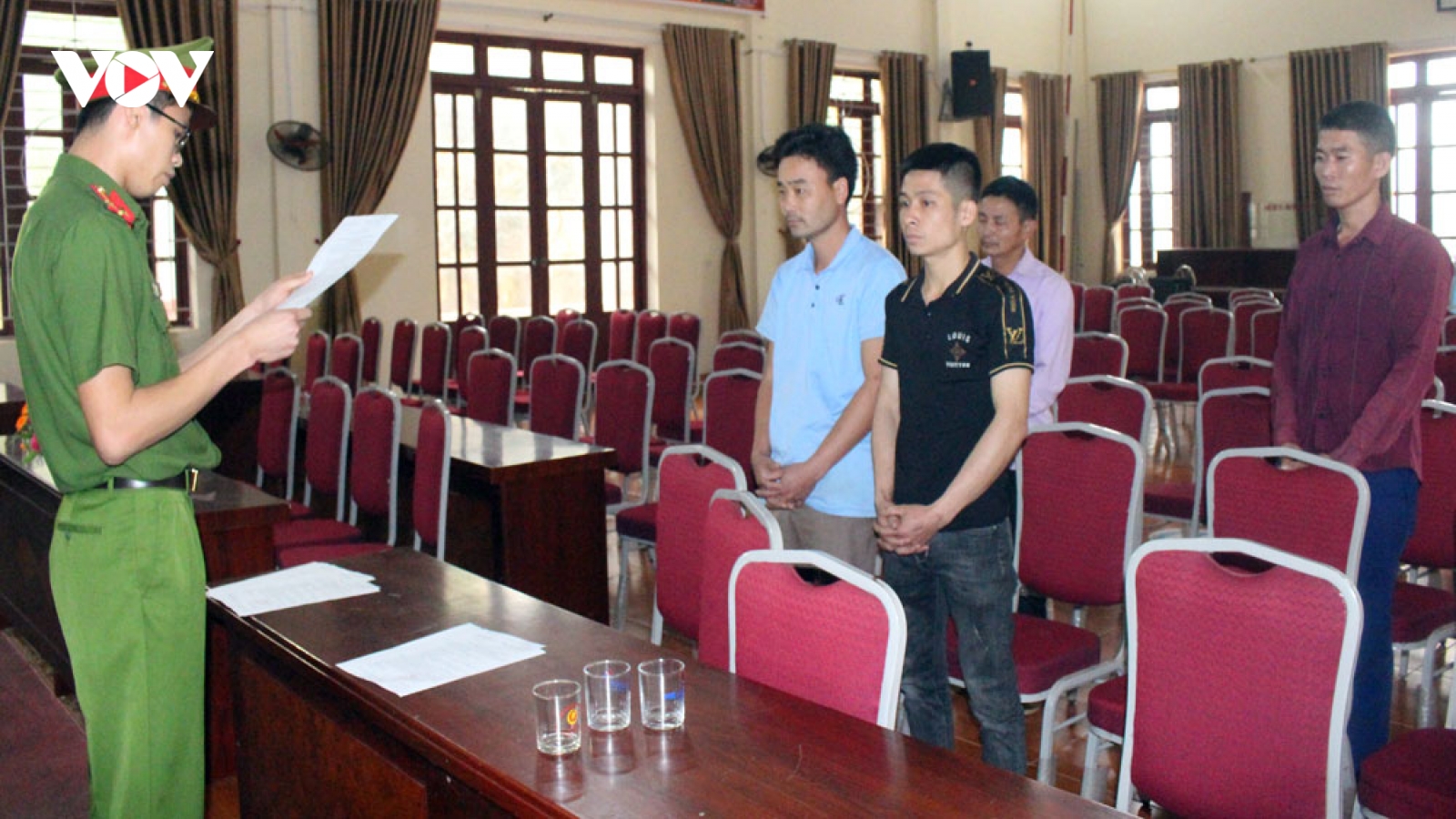 Khởi tố, bắt tạm giam 4 đối tượng khai thác gỗ trái phép ở Bắc Giang