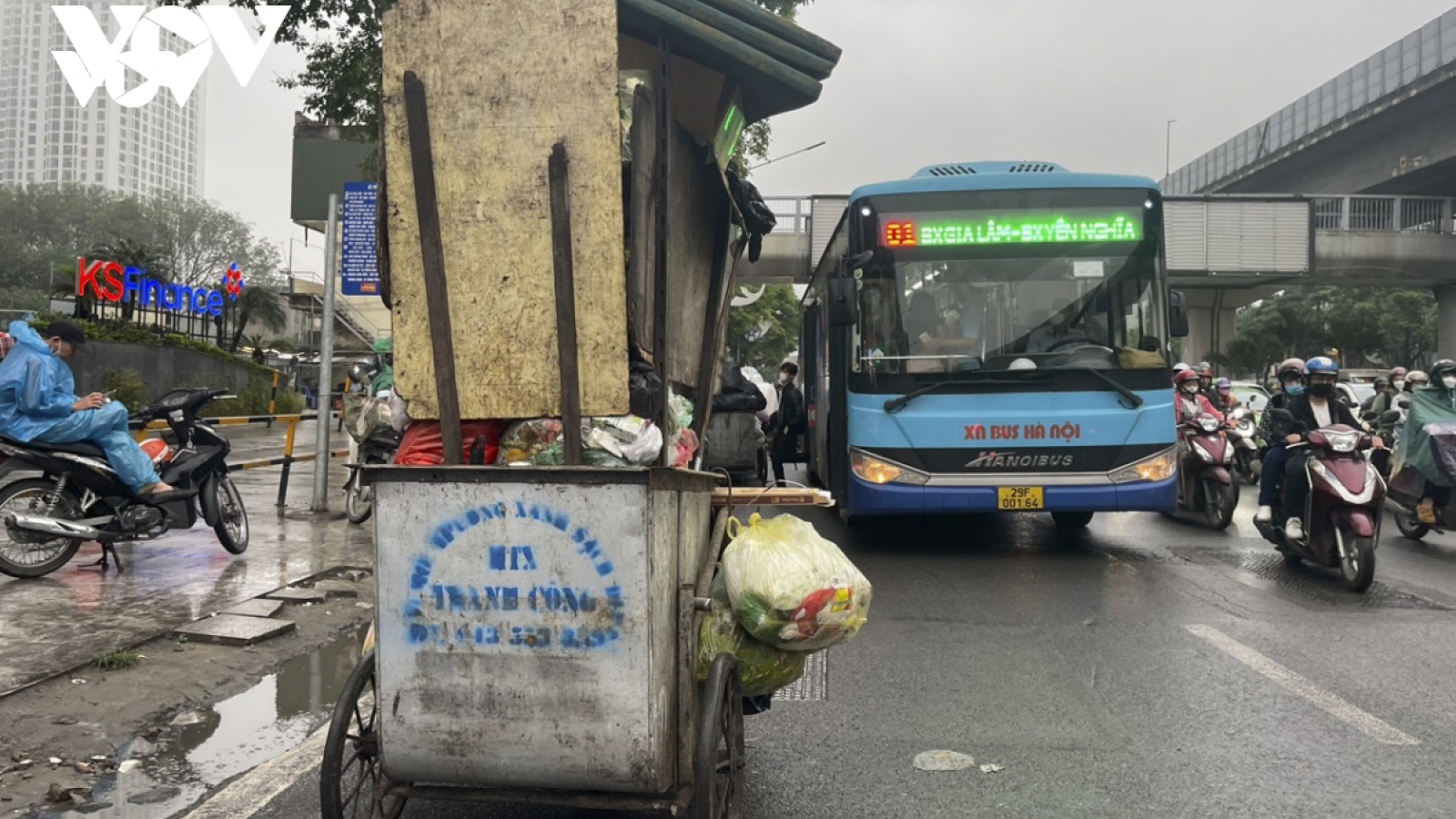 Xe chở rác đỗ chềnh ềnh gây cản trở giao thông ở Hà Nội