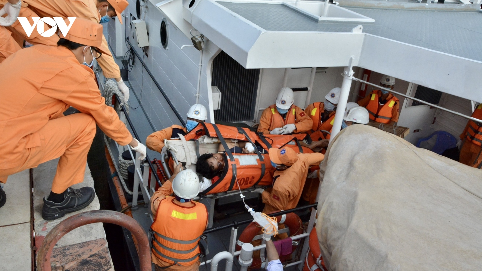 Kịp thời cứu nạn thuyền viên bị tai nạn lao động trên biển