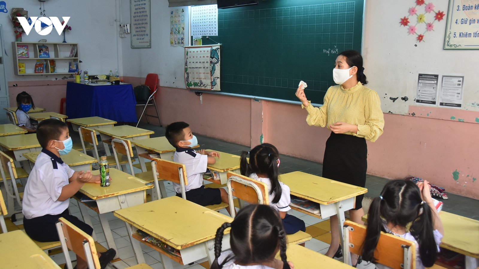 Khi lương giáo viên không đủ sống thì rất khó cấm dạy thêm, học thêm