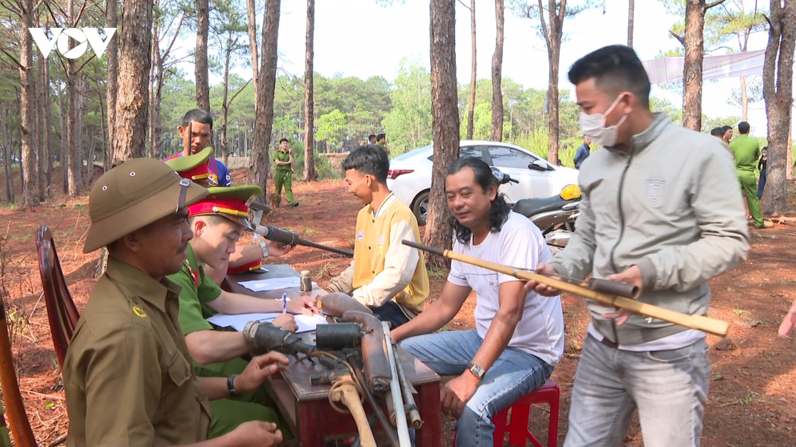 Dân Đắk Nông giao nộp gần 300 súng tự chế