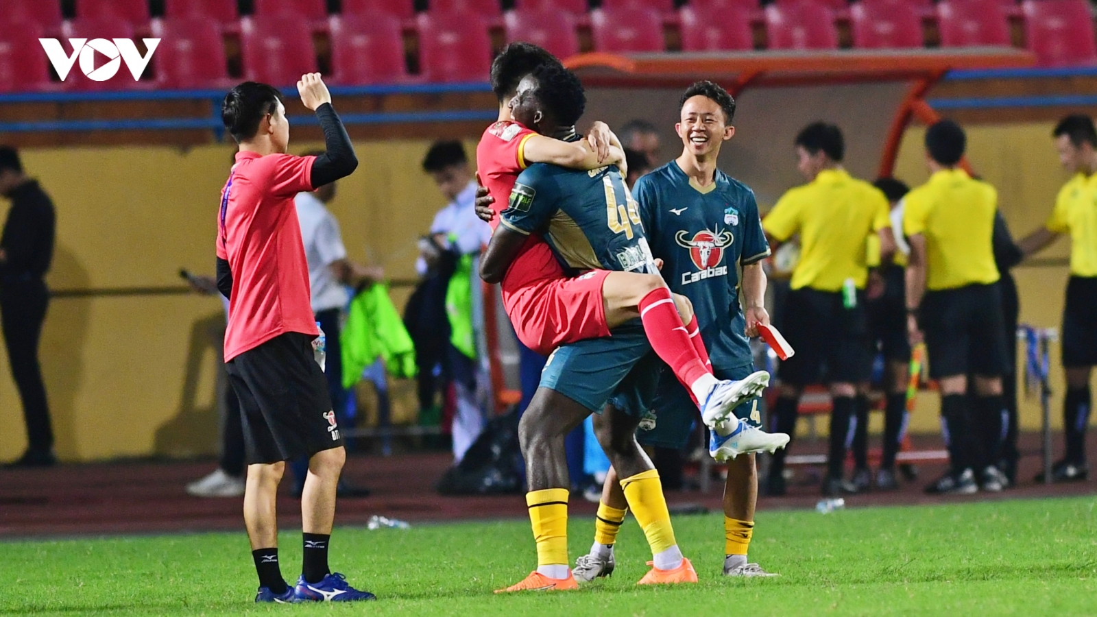 Dụng Quang Nho và dàn sao HAGL “nhảy múa” ăn mừng chiến thắng trước Viettel FC